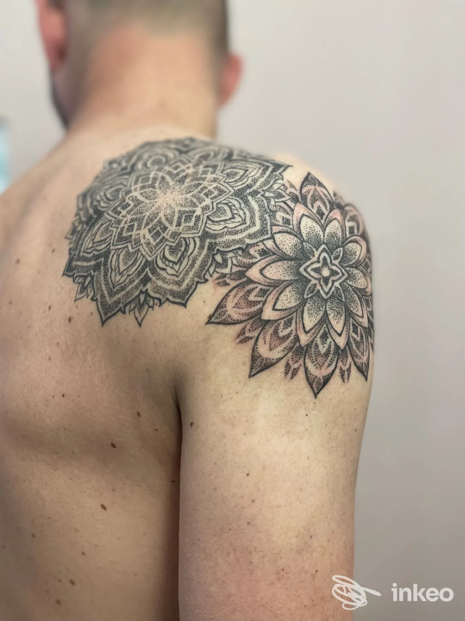 Tatuaggio mandala in bianco e nero sulla spalla e scapola, foto di NovaTattooStudio a Mattarello.