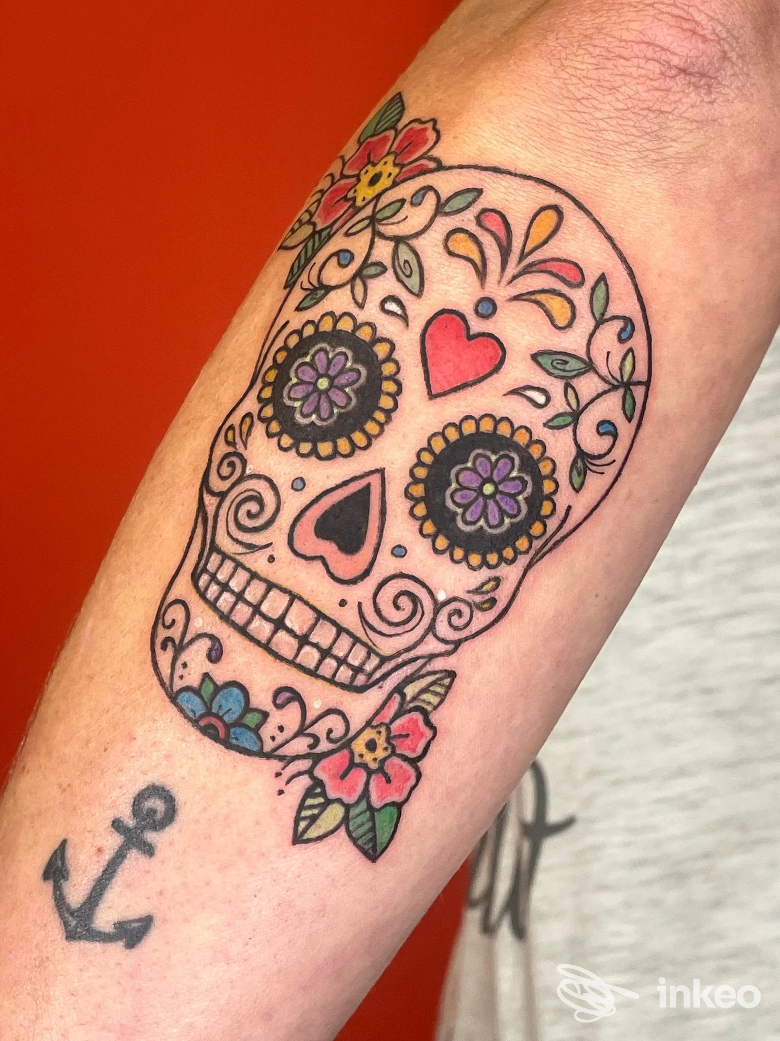 Tatuaggio sugar skull colorato sull'avambraccio, con un'ancora vicino al polso. NovaTattooStudio, Mattarello.