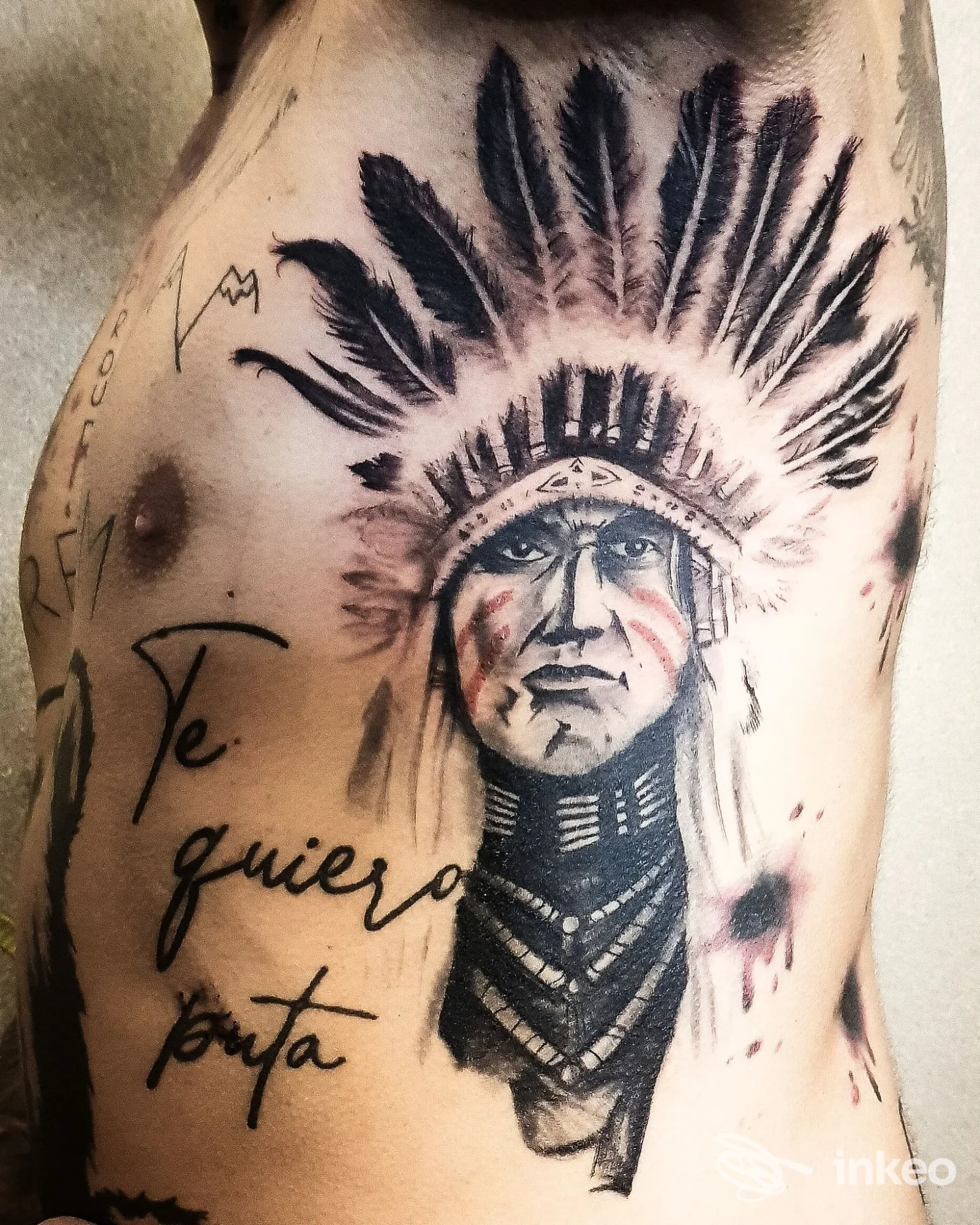 Ampio tatuaggio di un capo indigeno sul costato su pelle reale, Markus Bergmeister Tattoo Art, Naz-Sciaves.