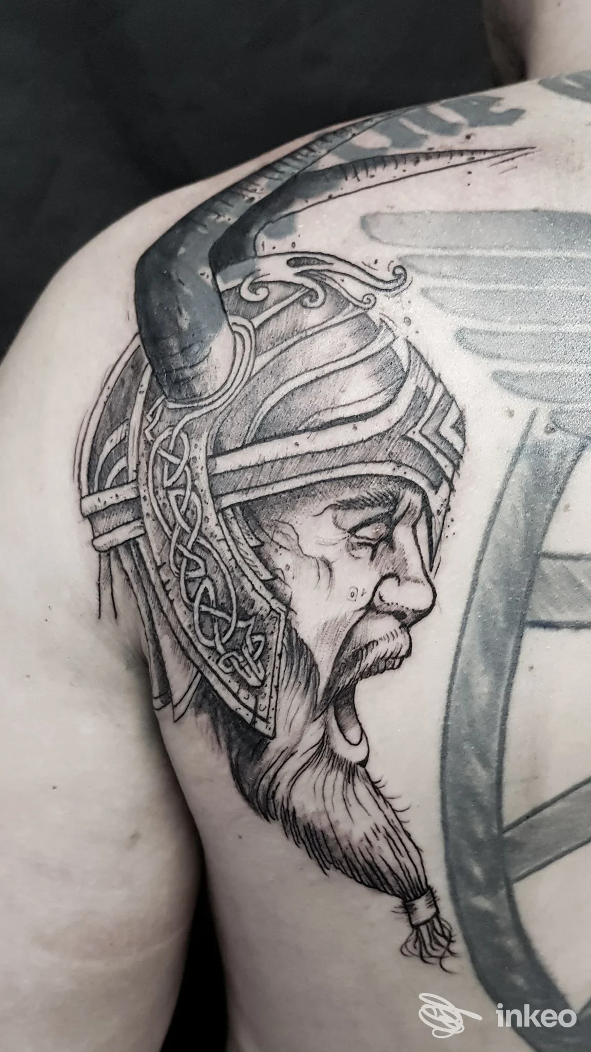 Tatuaggio in bianco e nero di un vichingo sulla spalla, Markus Bergmeister Tattoo Art, Naz-Sciaves.