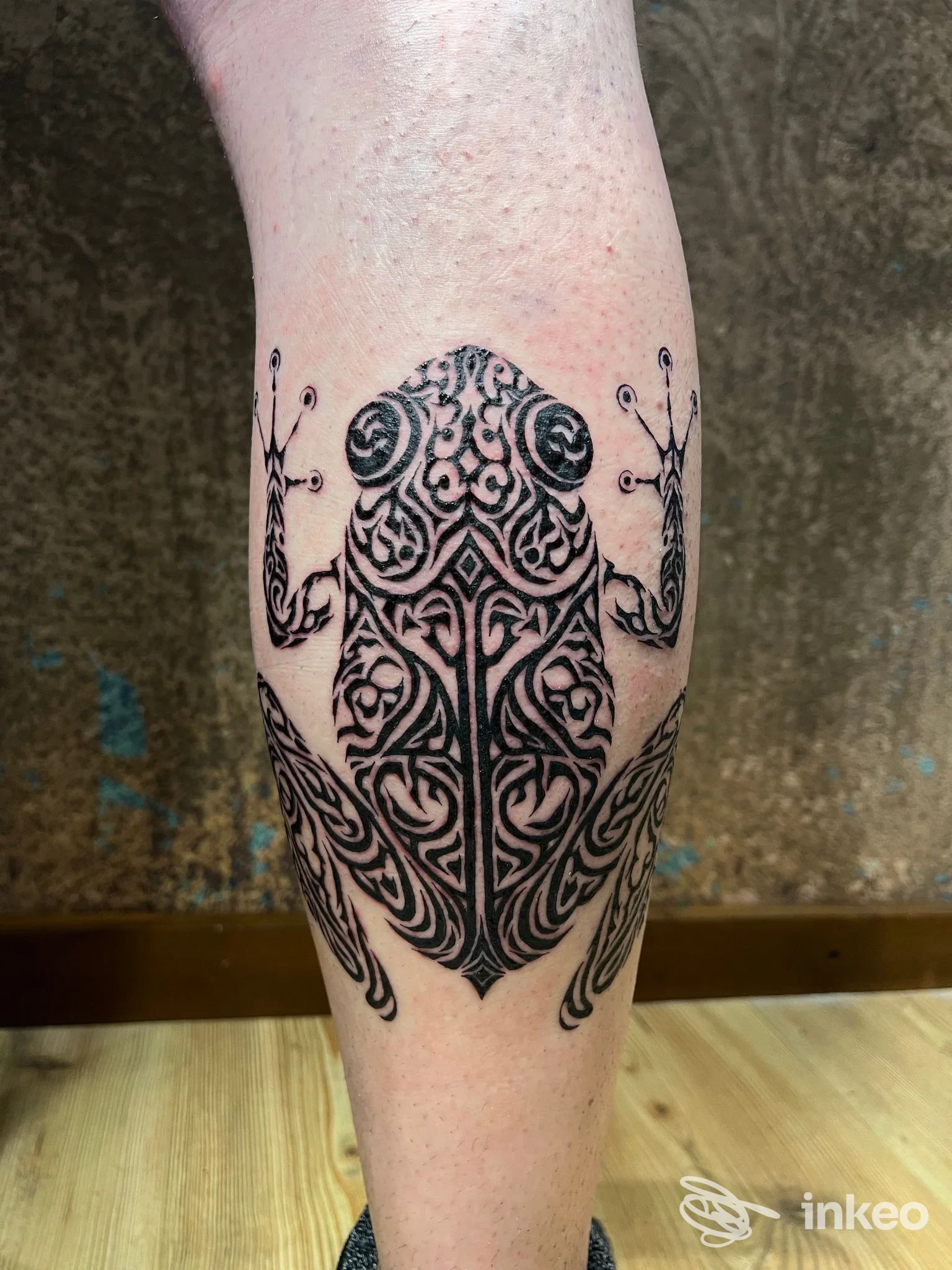 Tatuaggio ornamentale a forma di rana sul polpaccio, Ornamentum Tattoo-Art by Flora, Siusi.