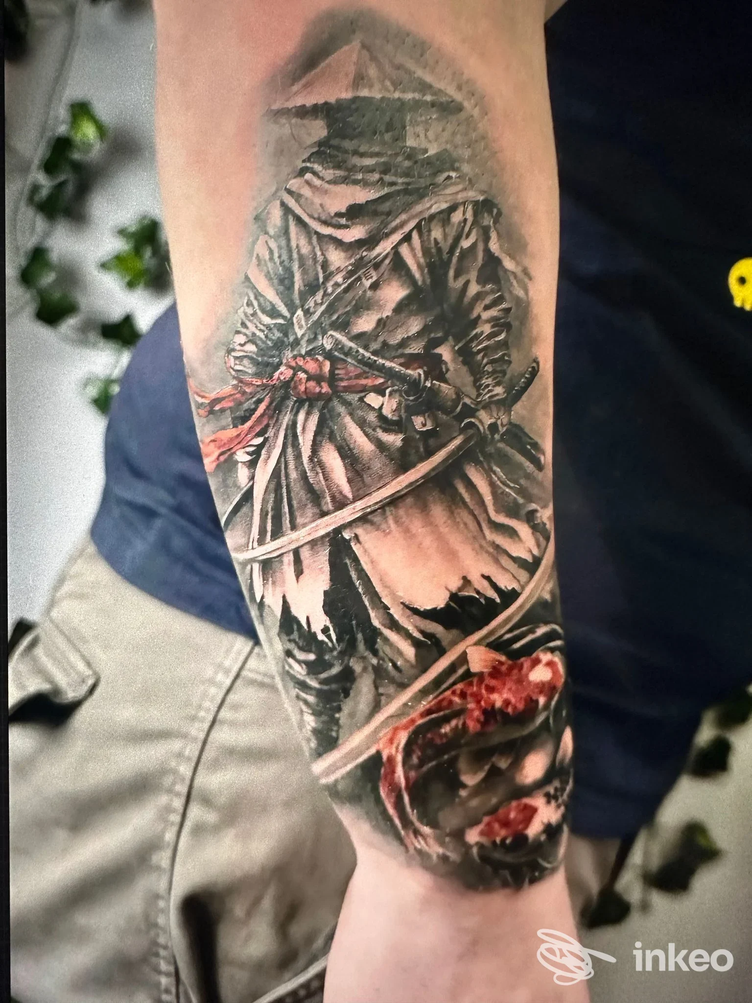 Tatuaggio realistico su avambraccio raffigurante un guerriero con spada e elemento sanguinolento, foto fornita da Queens Tattoo, Brunico.
