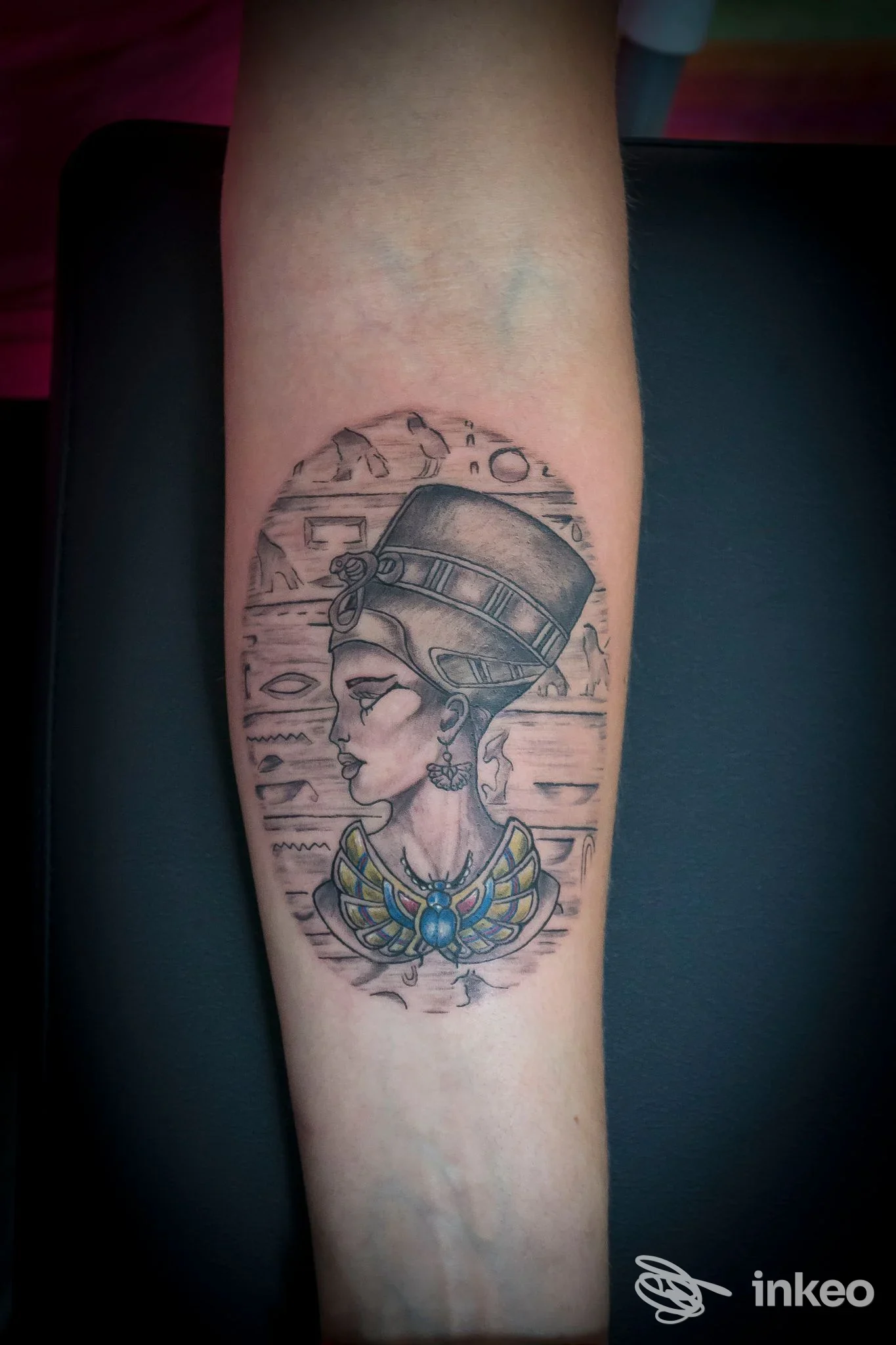 Tatuaggio su avambraccio con profilo femminile in stile egizio e scarabeo colorato, Rendena Ink Tattoo & Piercing Shop, Porte di Rendena