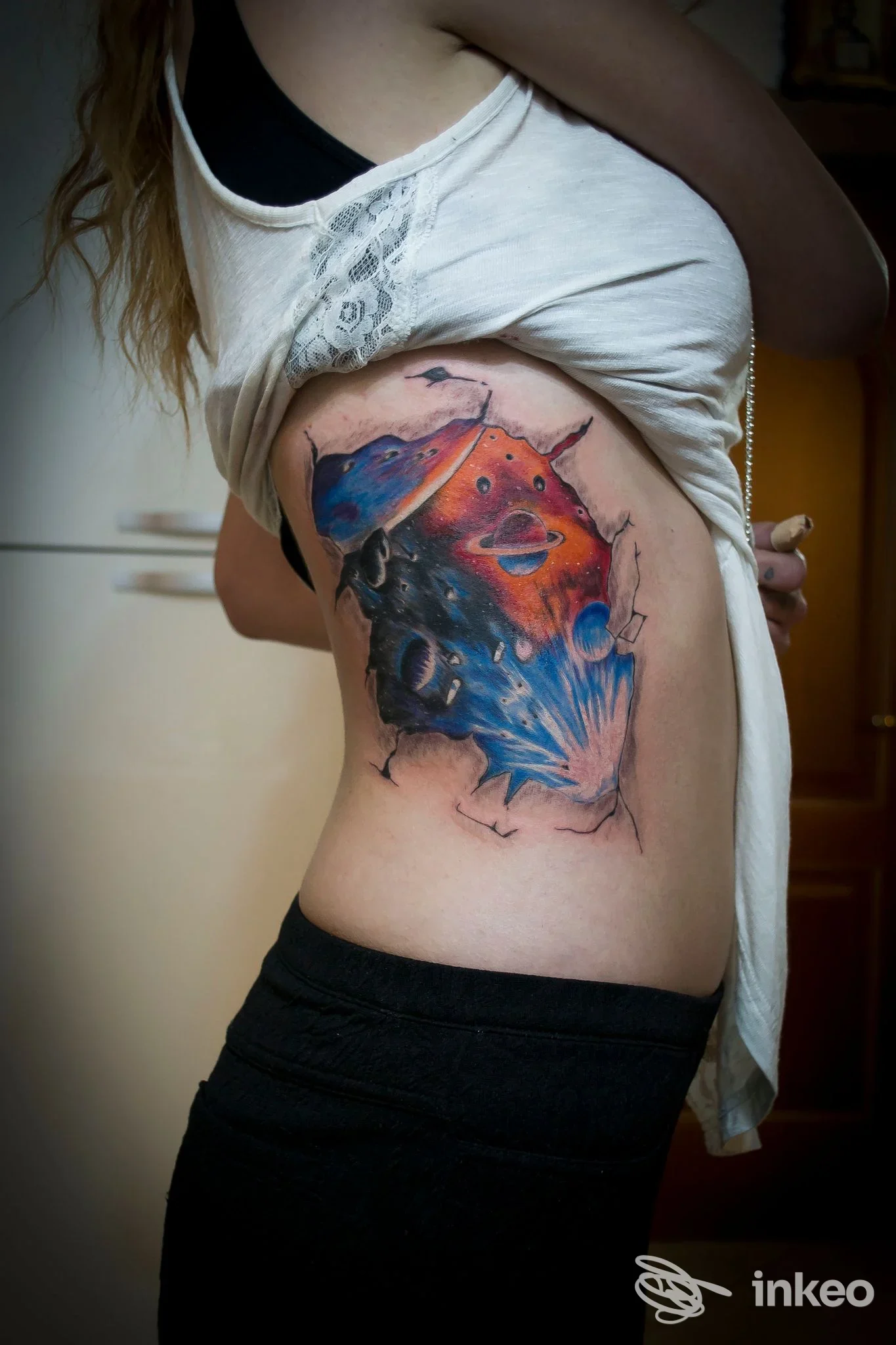 Tatuaggio colorato sul fianco mostrato sollevando la maglia, immagine inviata da Rendena Ink Tattoo & Piercing Shop a Porte di Rendena.