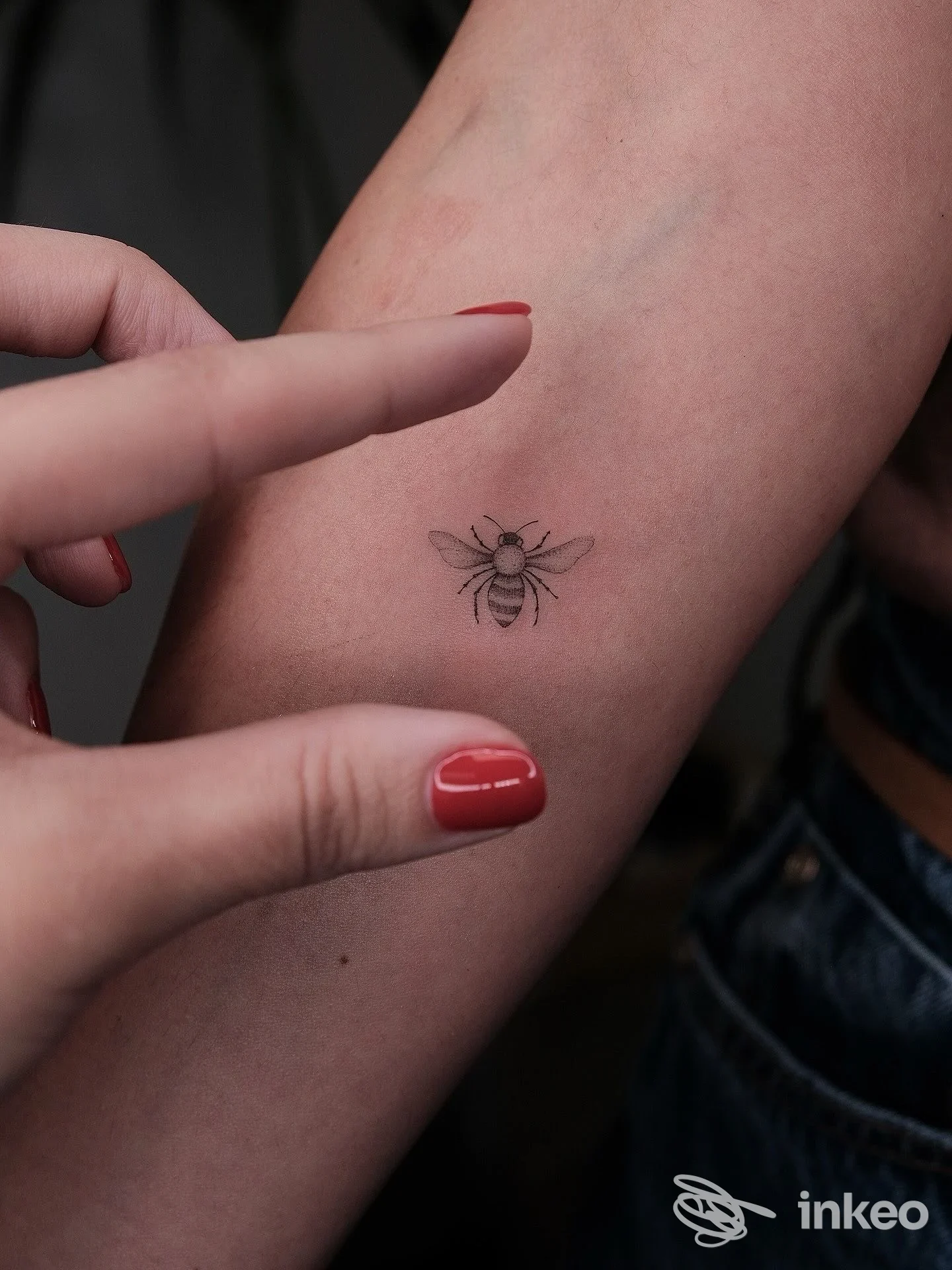 Piccolo tatuaggio a forma di ape sull'avambraccio interno, fotografia realizzata da Studio 9 tattoo a Bolzano.