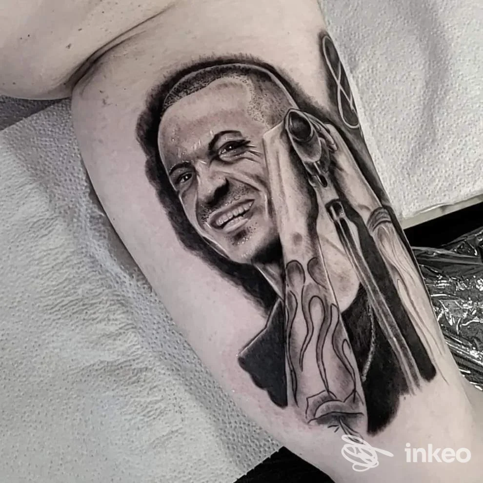 Tatuaggio realistico in bianco e nero di un volto sul braccio interno. Studio Croy Tattoo, Trento.
