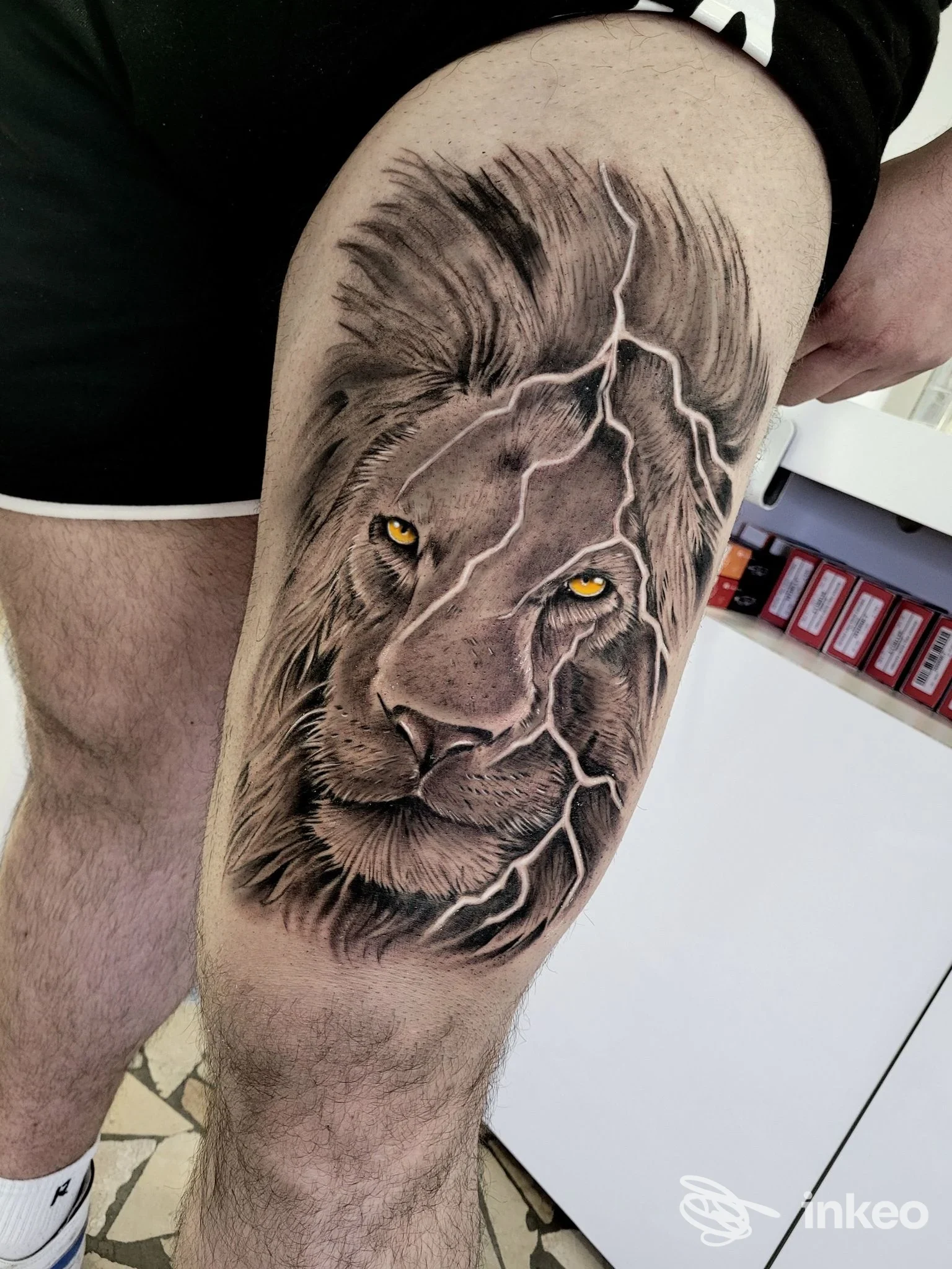 Grande tatuaggio realistico di un leone sulla coscia, foto fornita da Studio Croy Tattoo, Trento.