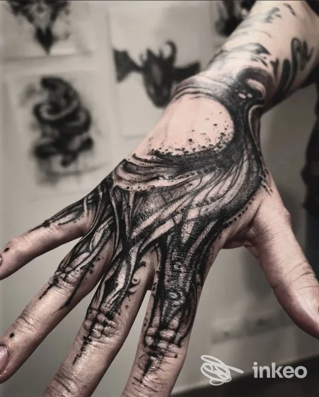 Tatuaggio blackwork puntinato sul dorso della mano e dita, foto scattata in studio Tatau Fortitude Tattoo Studio a Predazzo.