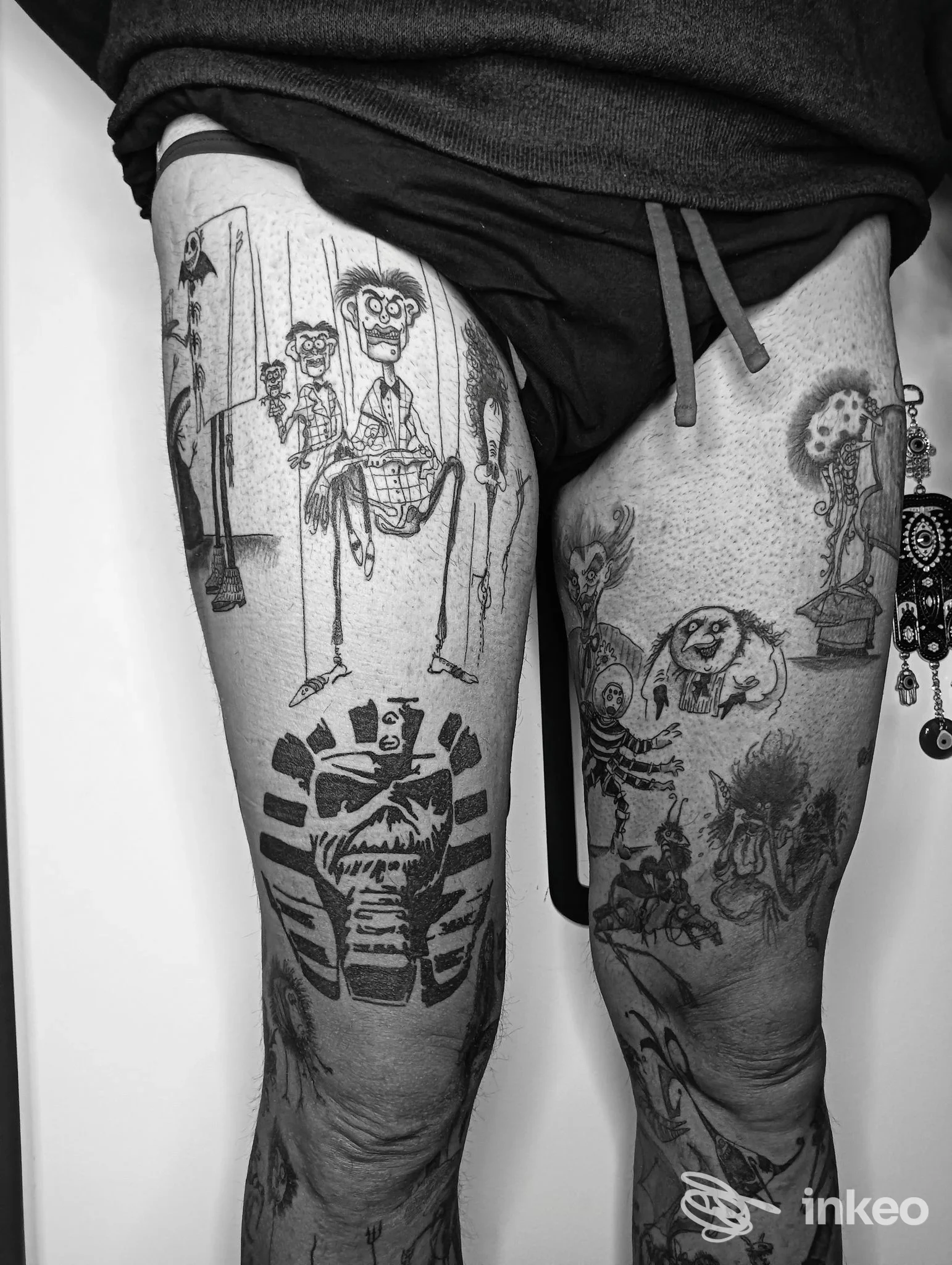 Dettaglio in bianco e nero di entrambe le cosce tatuate, fotografie realizzate per Oltre tattoo a Ponte Arche.