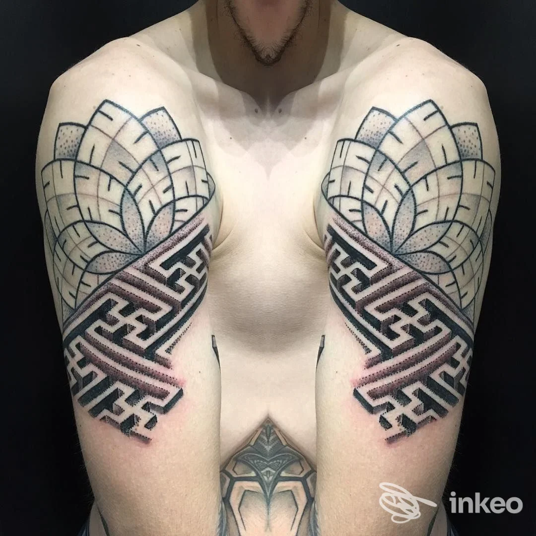 Foto del torace e delle braccia con tatuaggi geometrici realizzati da Tattoo Zero a Riva del Garda.
