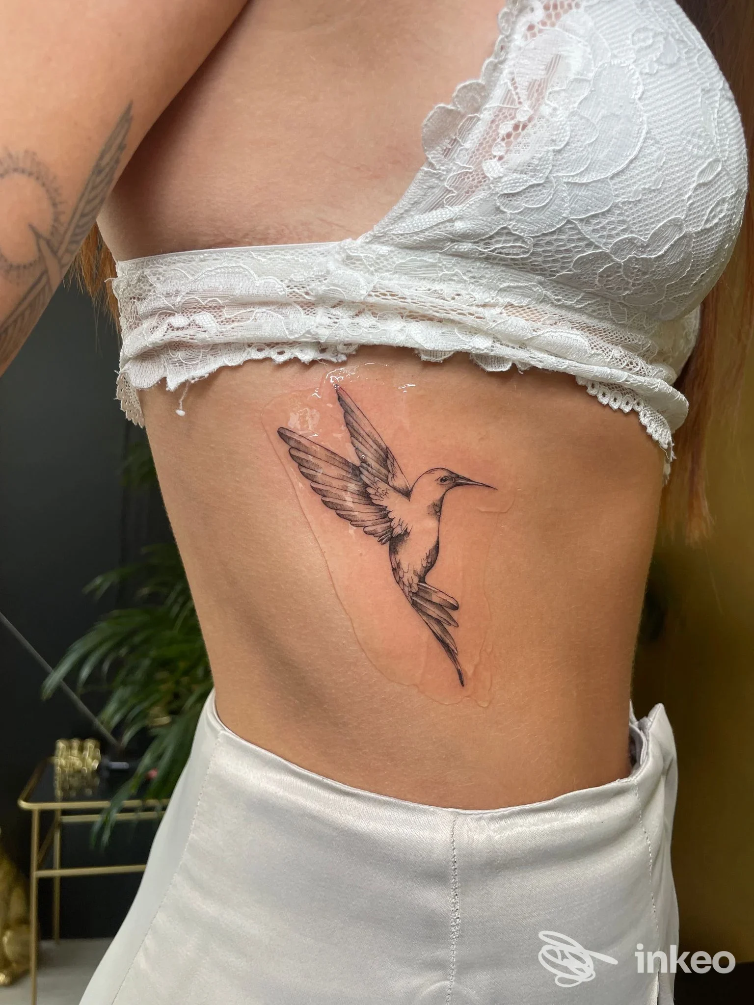 Tatuaggio a colibrì sul fianco, fotografia eseguita da Tattoosbymarypoppinks a San Paolo.