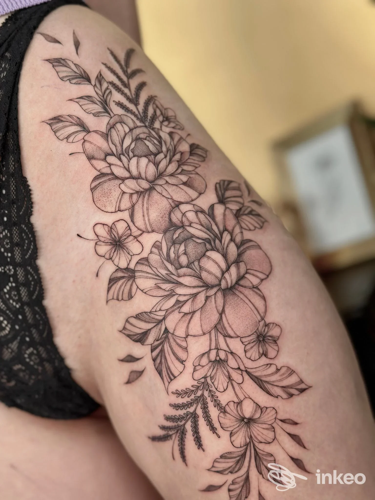 Tatuaggio floreale in nero a linework sulla coscia/fianco, scatto in studio. Tattoosbymarypoppinks, San Paolo.