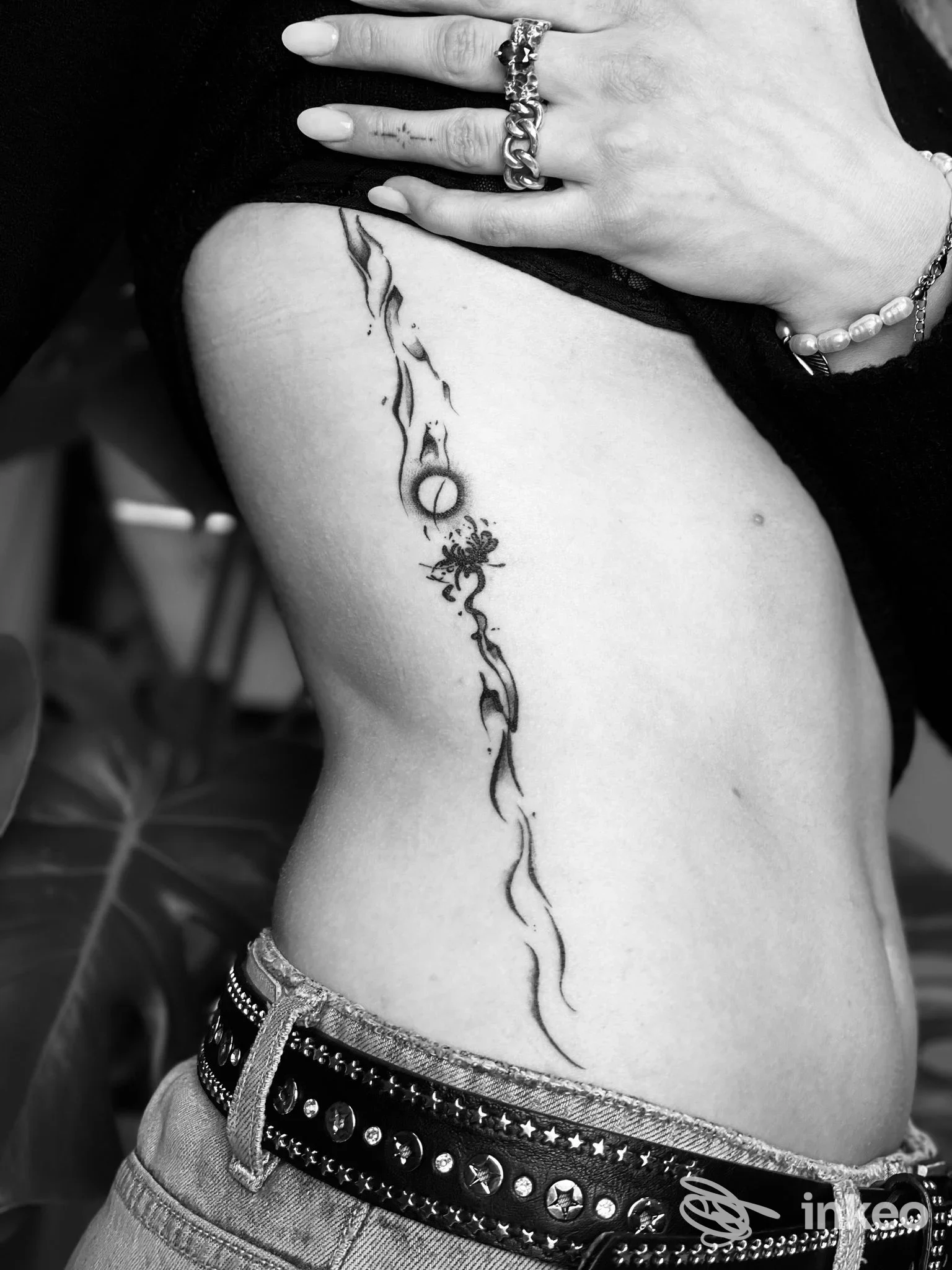 Tatuaggio verticale lungo il fianco mostrato in primo piano, Tattoostube 22, Bressanone.