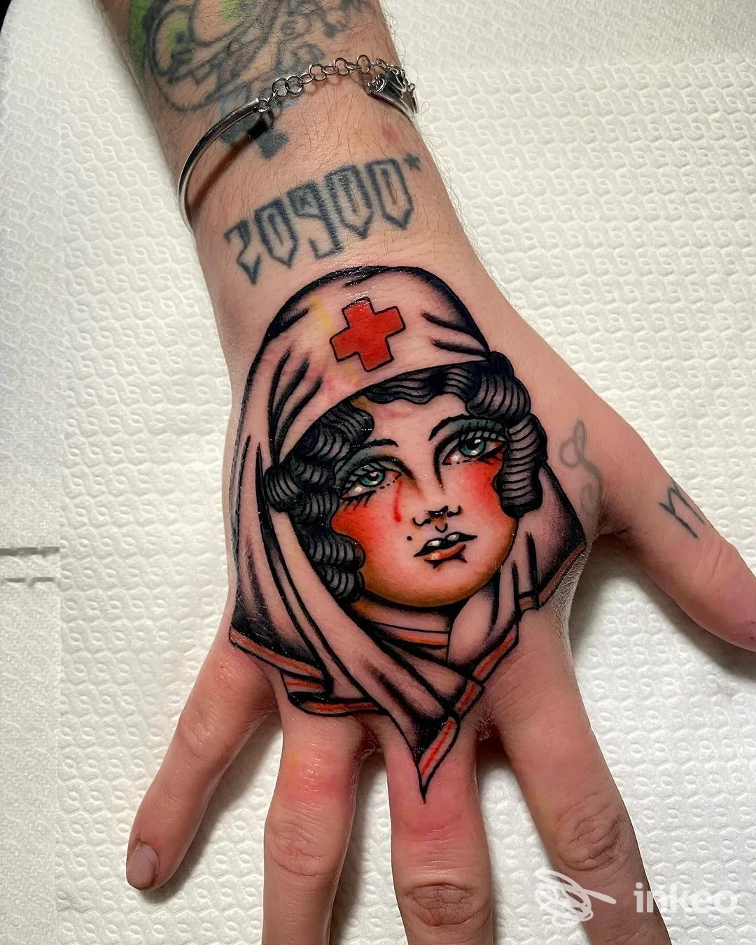 Tatuaggio a mano con volto da infermiera in stile tradizionale, foto fornita da Tattoo Sandra Frena, Chiusa.