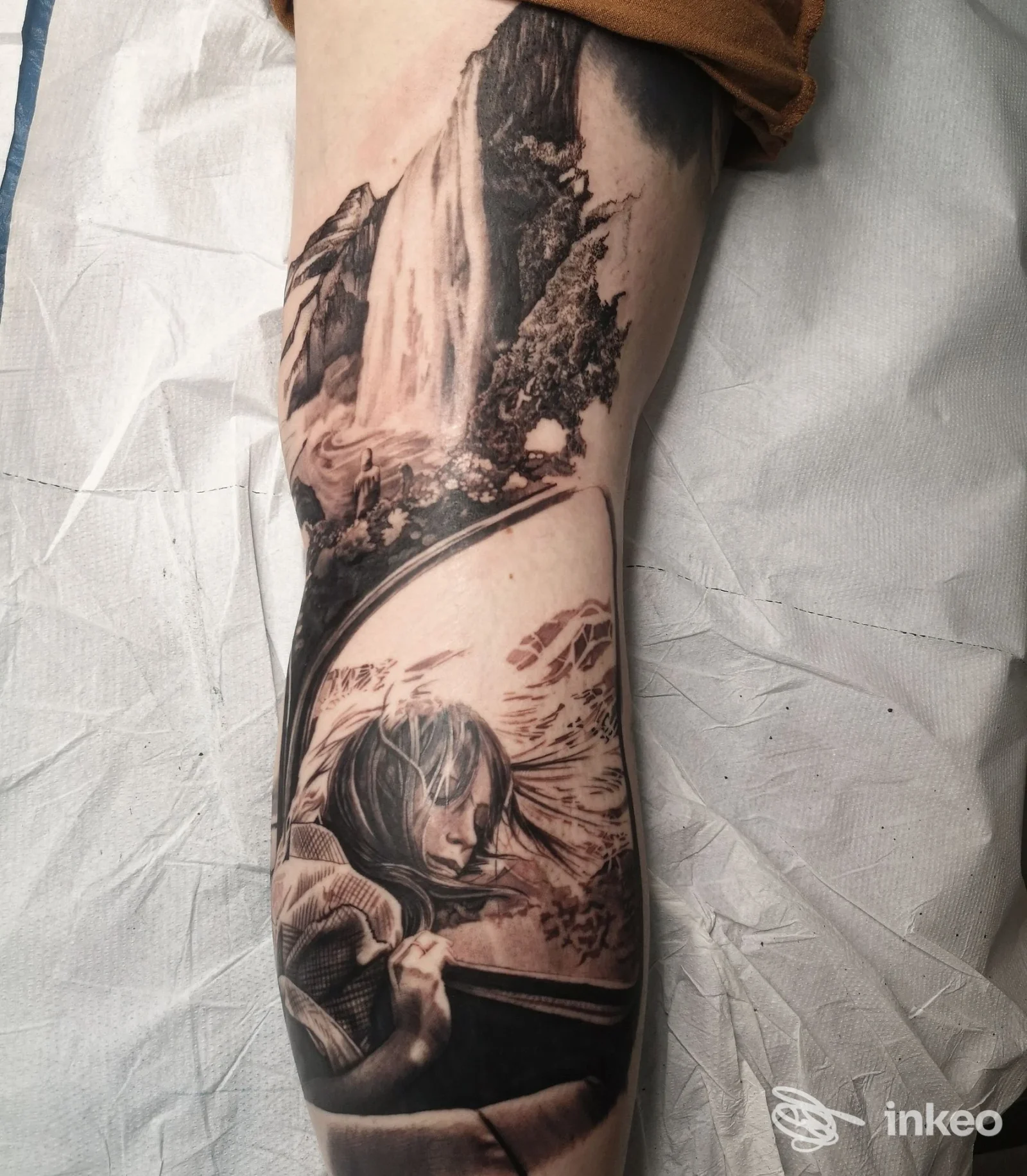 Tatuaggio realistico in bianco e nero su avambraccio con cascata e ritratto femminile, Tattoo-Stibele, Lana.