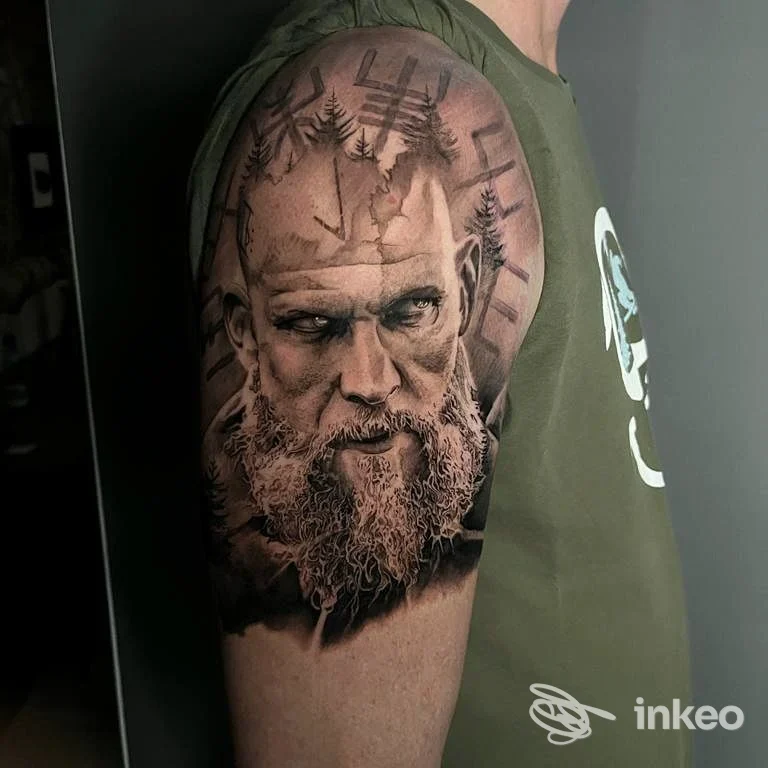 Tatuaggio realistico di un volto barbuto sul braccio/parte superiore del braccio, lavoro eseguito da Tattoo-Stibele a Lana.