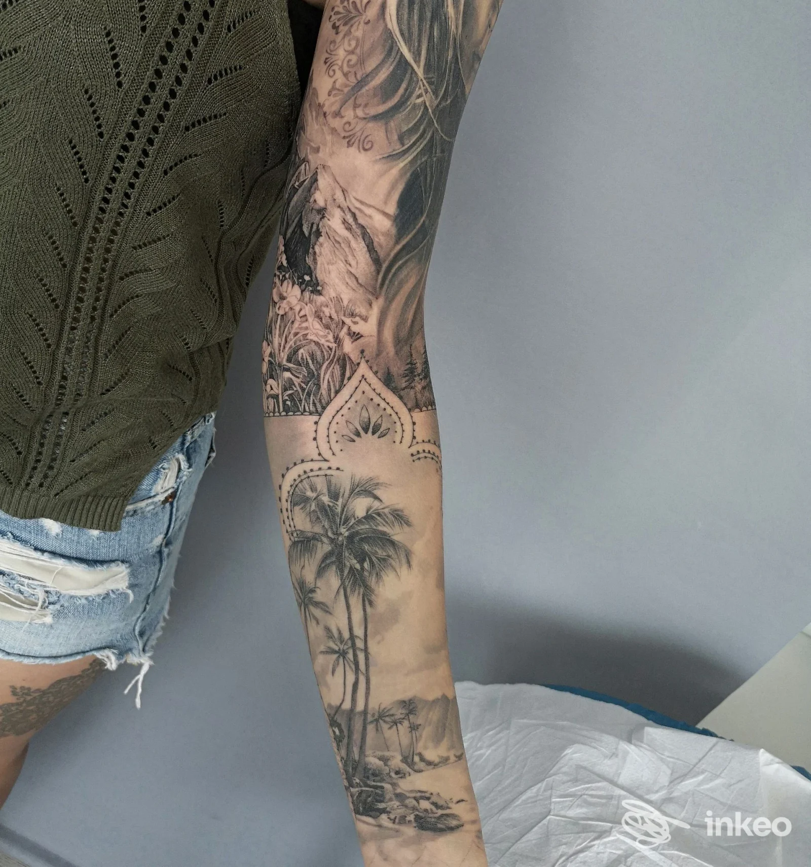 Tatuaggio a manica in bianco e nero che copre avambraccio e braccio, dettaglio del lavoro di Tattoo-Stibele a Lana.