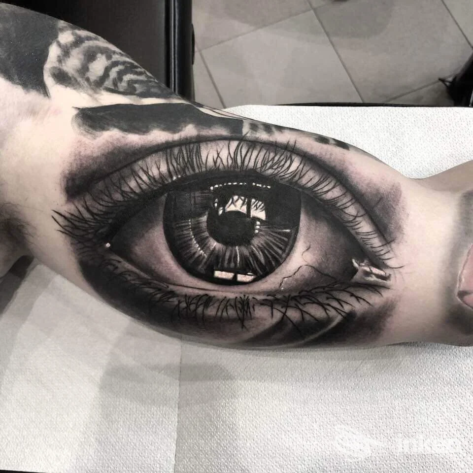 Tatuaggio realistico di un grande occhio sull'avambraccio interno, Tintanera Tatuaggi e Piercing Atelier, Pergine Valsugana.