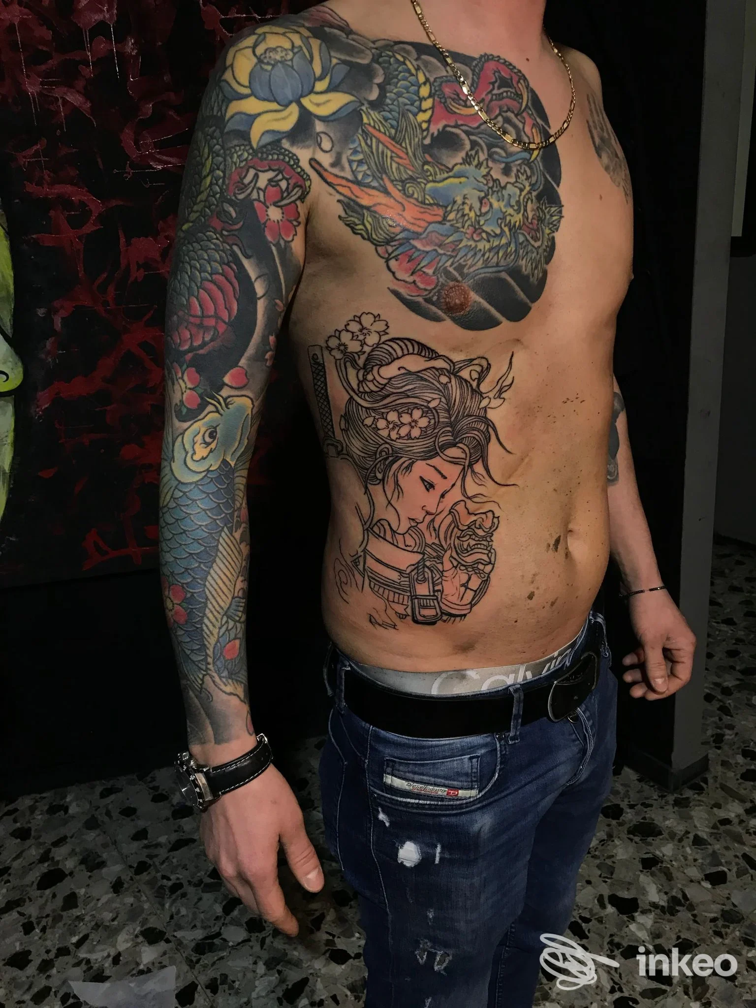 Torace, fianco e braccio tatuati: manica colorata e nuovo soggetto femminile sul costato. Tosho Tattoo Studio, Rovereto.