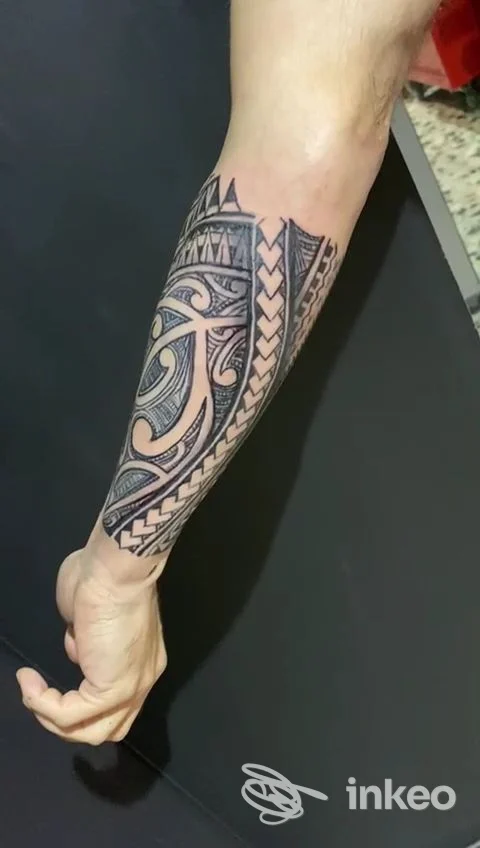 Avambraccio con tatuaggio tribale in nero, foto per Tosho Tattoo Studio a Rovereto.