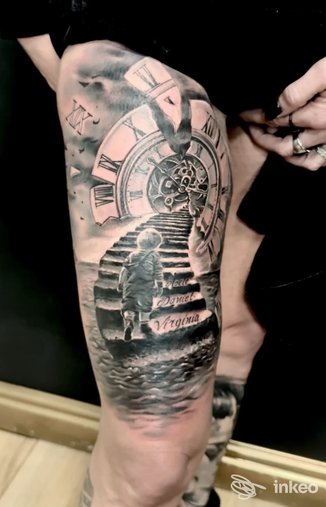 Tatuaggio realistico su coscia: bambino che sale scale verso un grande orologio, Universo tattoo Rovereto, Rovereto.