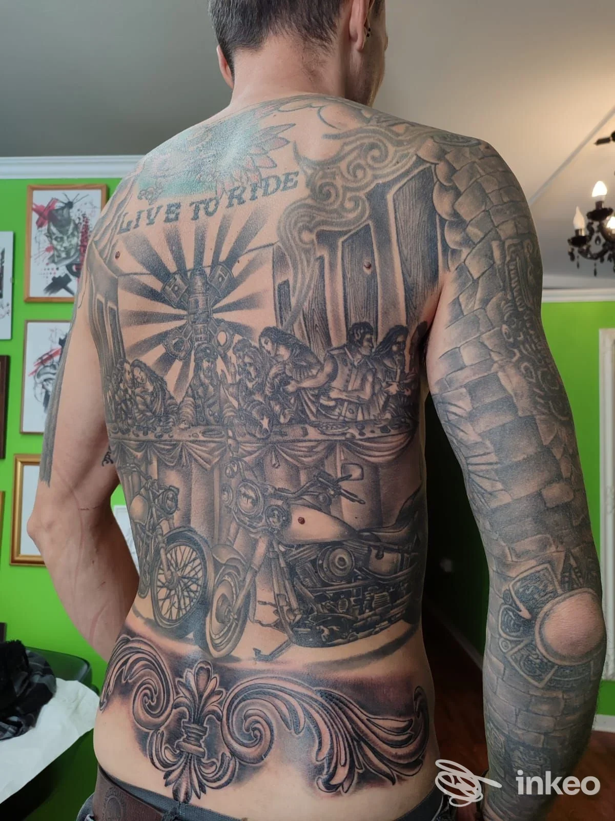 Dettaglio posteriore di schiena e braccio tatuati, foto fornita da Wet Paint Tattoo di Andrea Gelsi a Brunico.