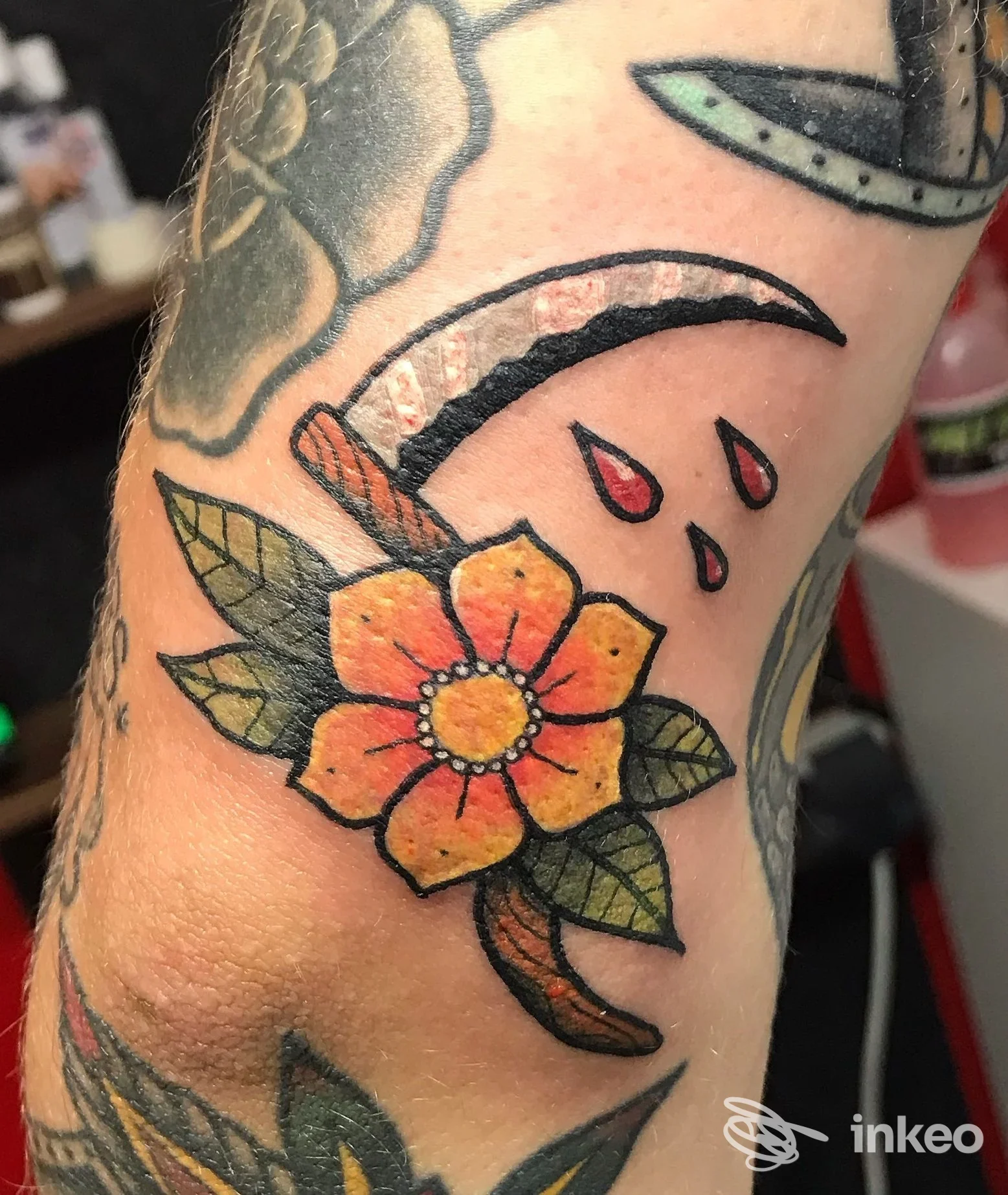 Tatuaggio floreale colorato sulla piega del gomito, fotografato allo studio Wet Paint Tattoo di Andrea Gelsi a Brunico.