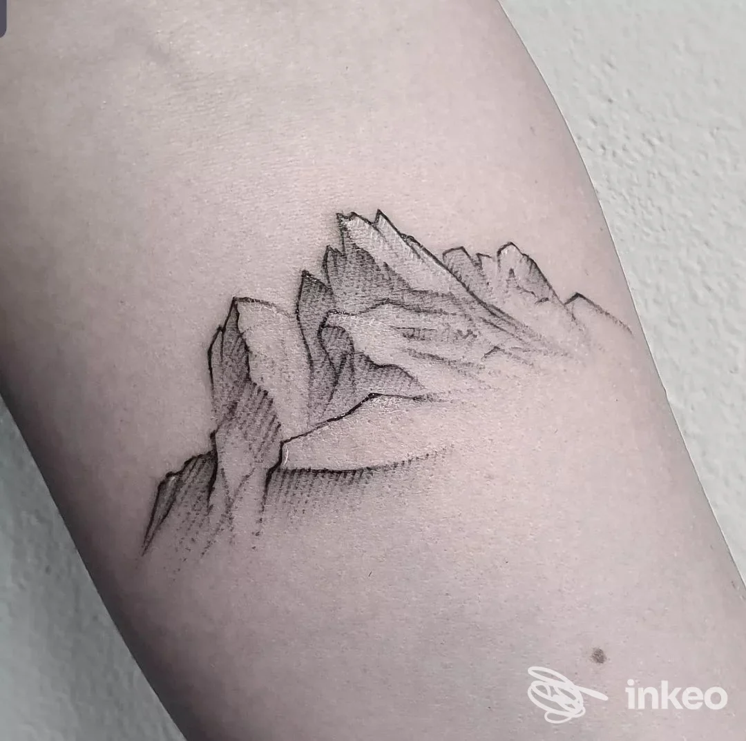 Tatuaggio a linee raffigurante montagne sull'avambraccio, foto inviata da biz tattoo a Santa Cristina Valgardena.