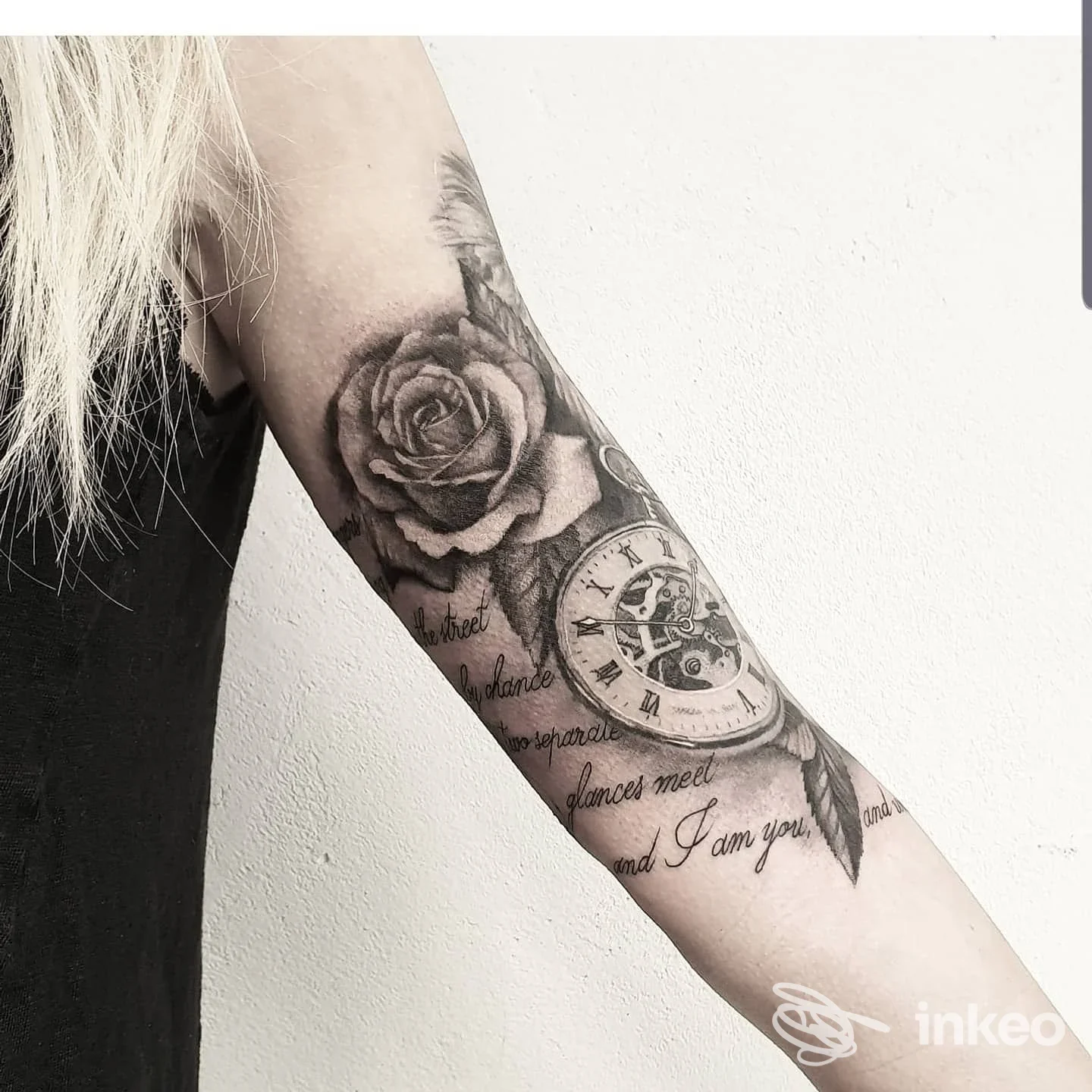 Tatuaggio realistico con rose e orologio su avambraccio, foto di biz tattoo a Santa Cristina Valgardena, dettaglio in bianco e nero.