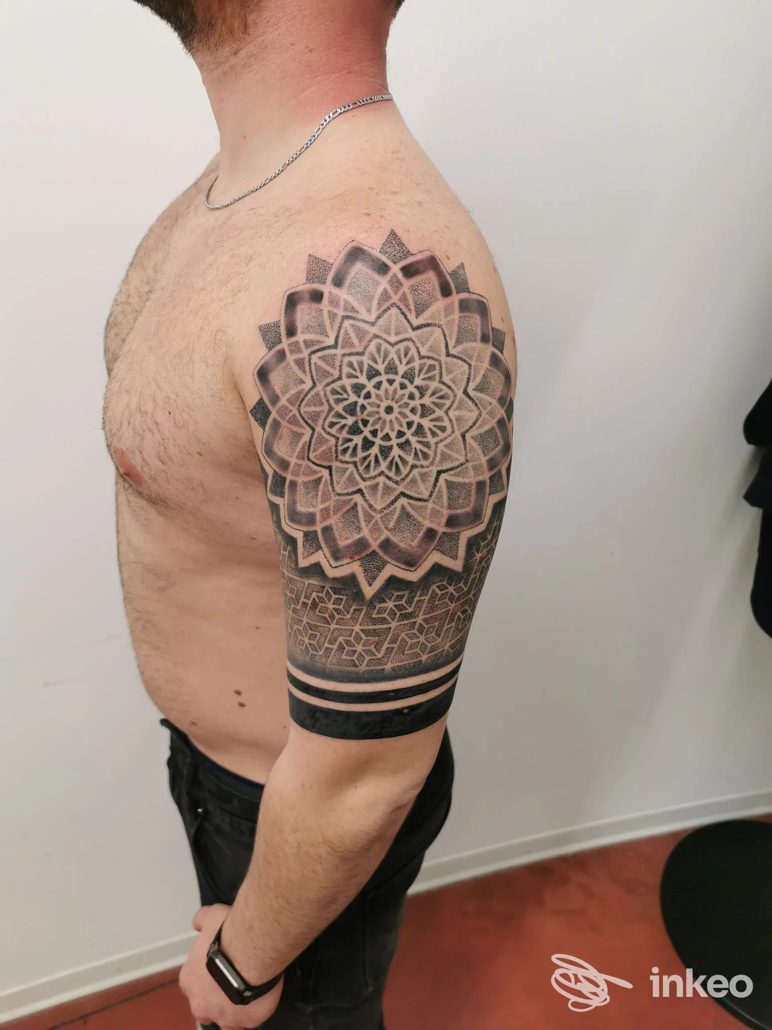 Tatuaggio geometrico a mandala sulla spalla e braccio, foto inviata da ART FACTORY TATTOO, Gubbio.