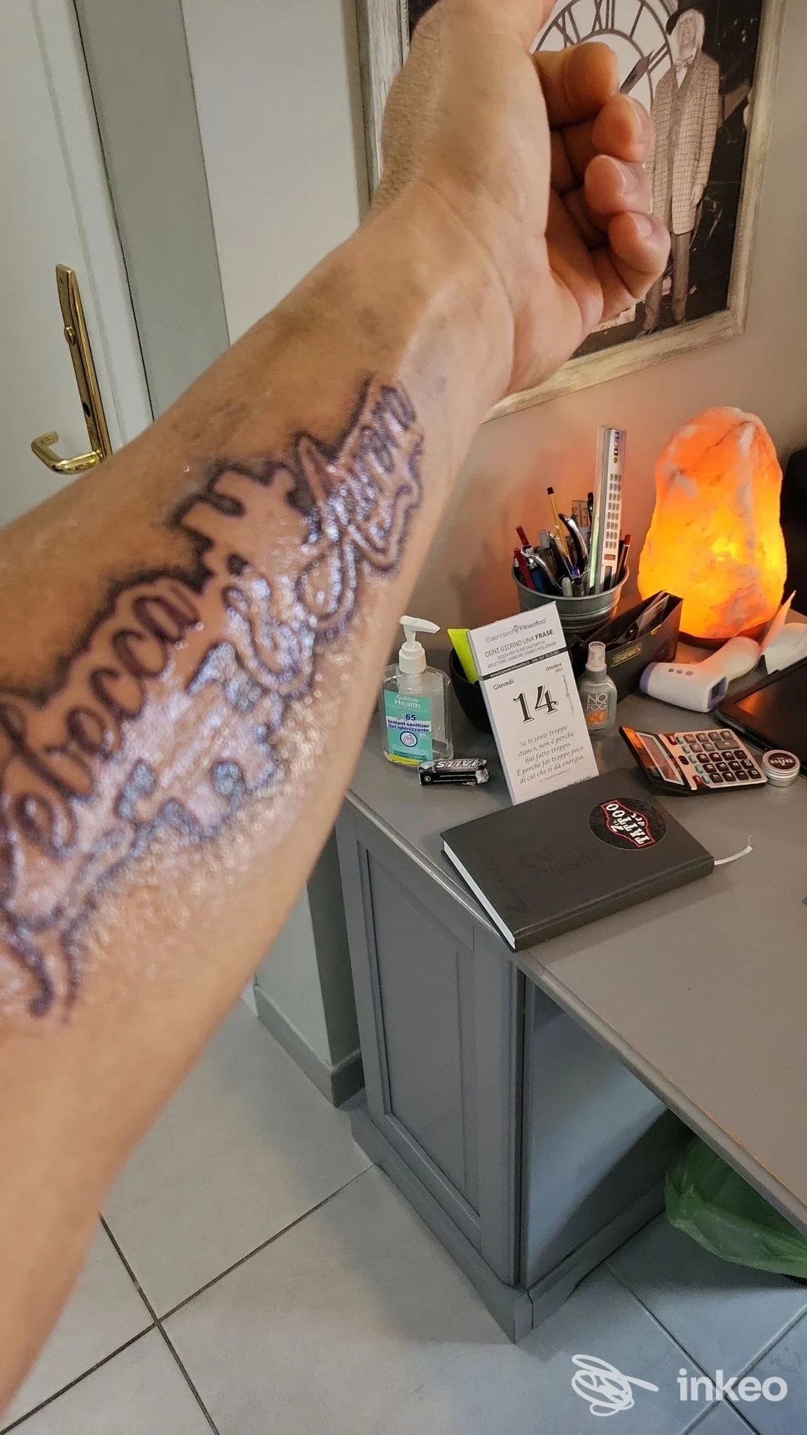 Avambraccio con tatuaggio recente fotografato nello studio 7th tattoo a Gualdo Tadino, dettaglio del lavoro sulla pelle.