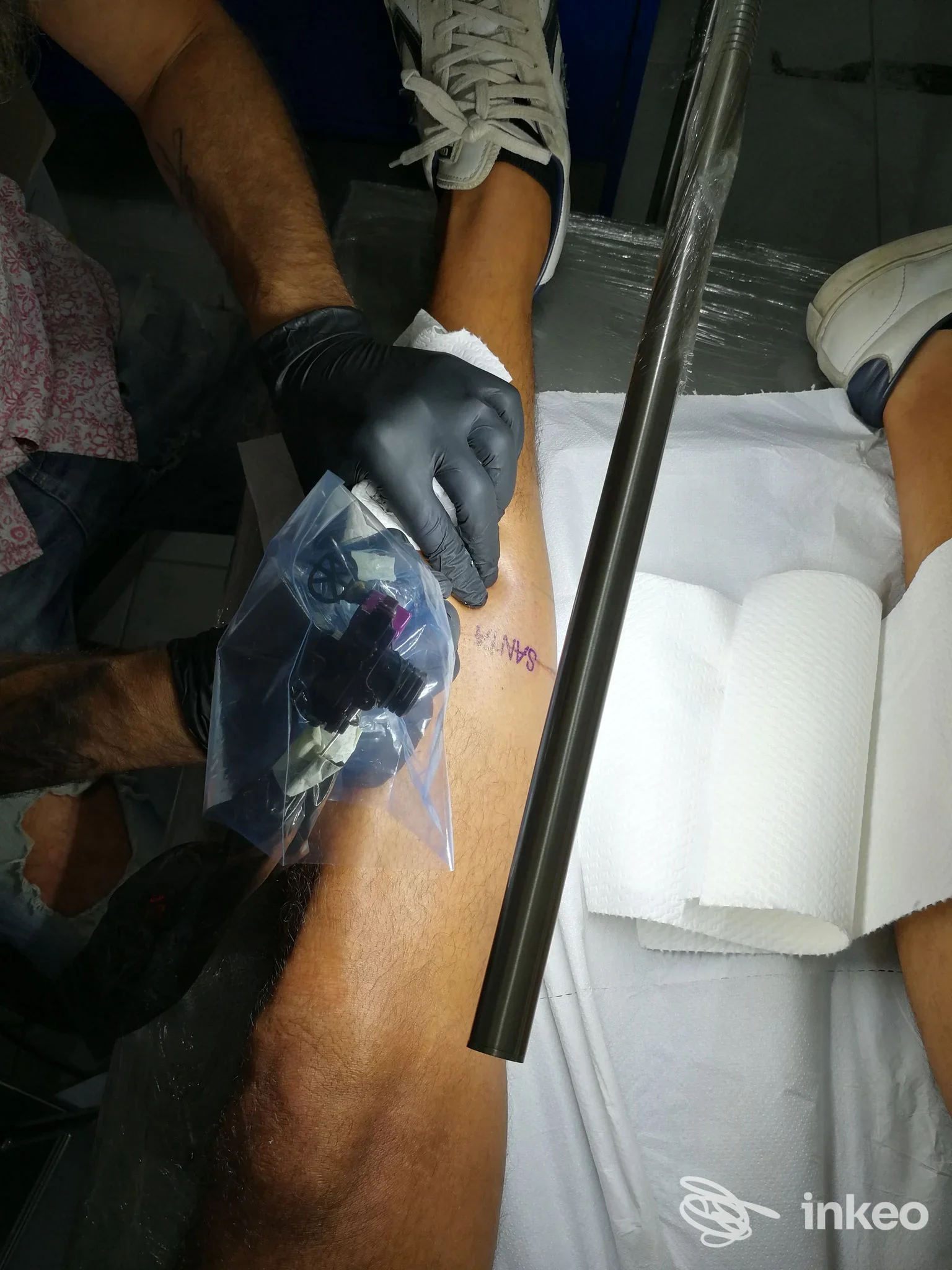Tatuaggio in corso sul polpaccio eseguito su gamba distesa, 7th tattoo Gualdo Tadino.