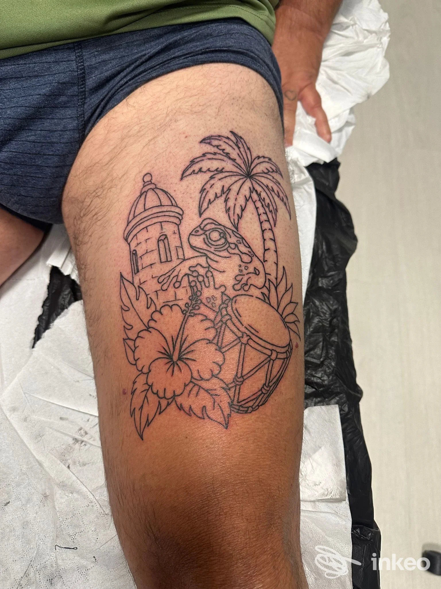 Tatuaggio a linee nere su coscia con palma, ibisco e tamburo, Agarthi_ink Tattoo&Piercing, Bastia Umbra.