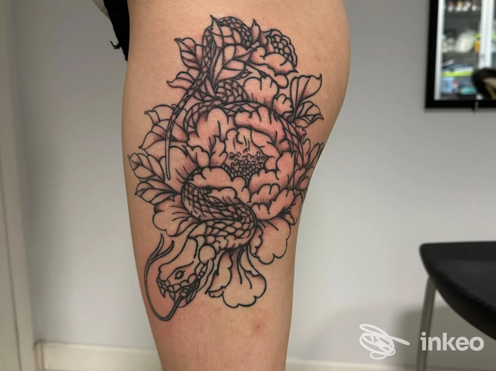 Tatuaggio blackwork a motivo floreale con serpente sul polpaccio, Agarthi_ink Tattoo&Piercing, Bastia Umbra.