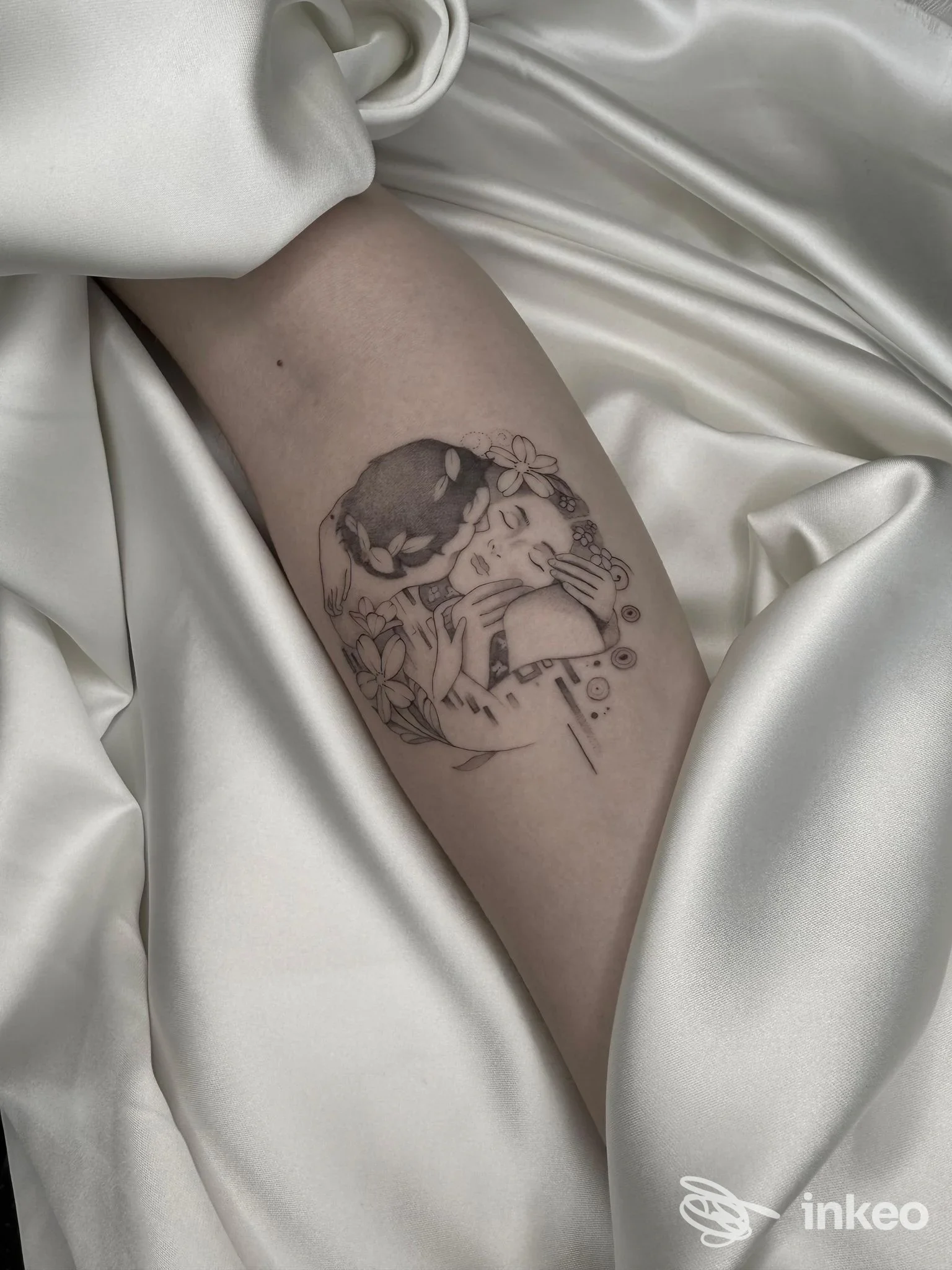 Tatuaggio in bianco e nero su avambraccio con figura femminile ornamentale, immagine fornita da Black Soul Tattoo Studio, Perugia.