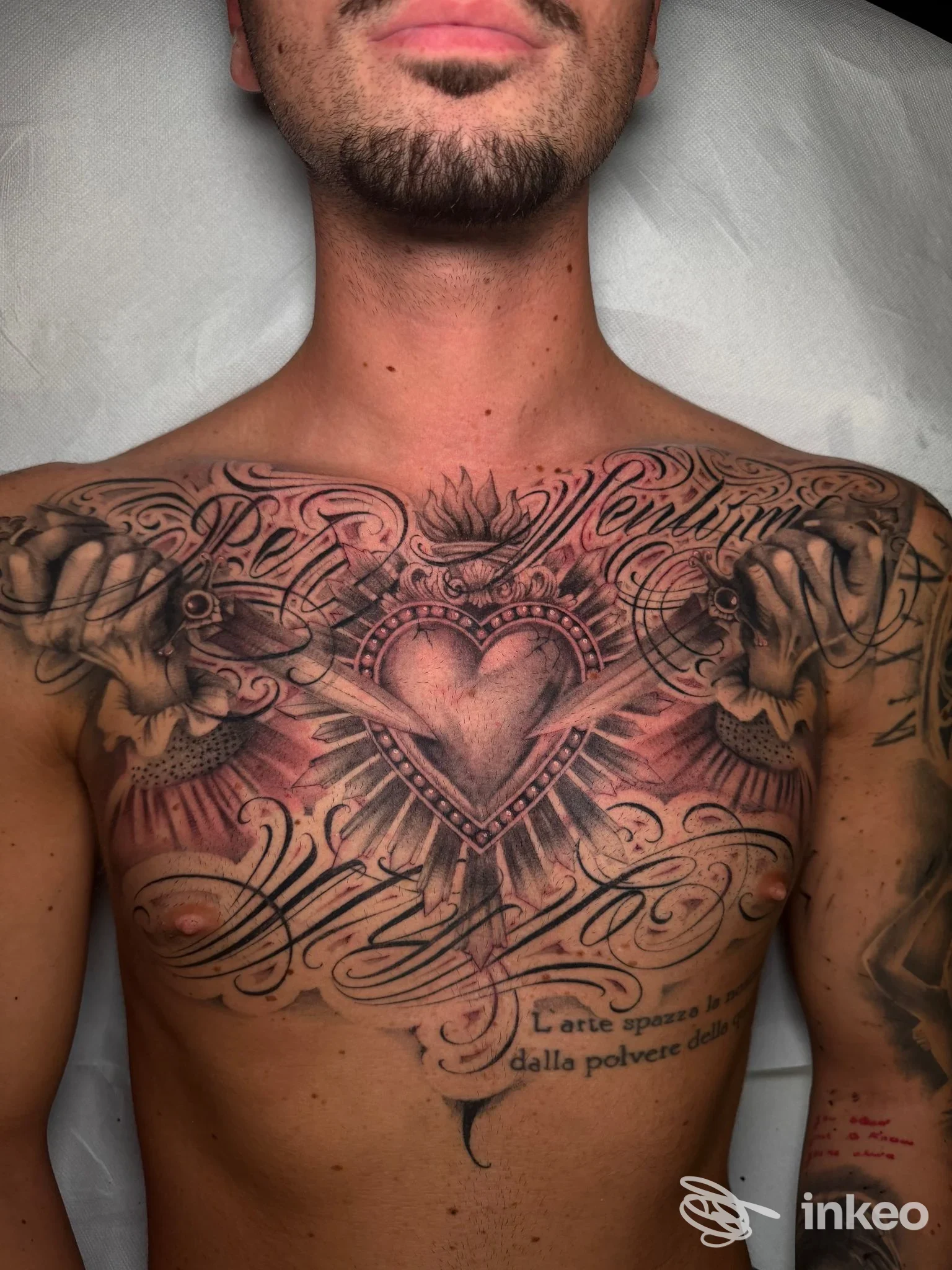 Torsо tatuato con grande composizione black & grey e lettering, foto del portfolio di Black Soul Tattoo Studio, Perugia.