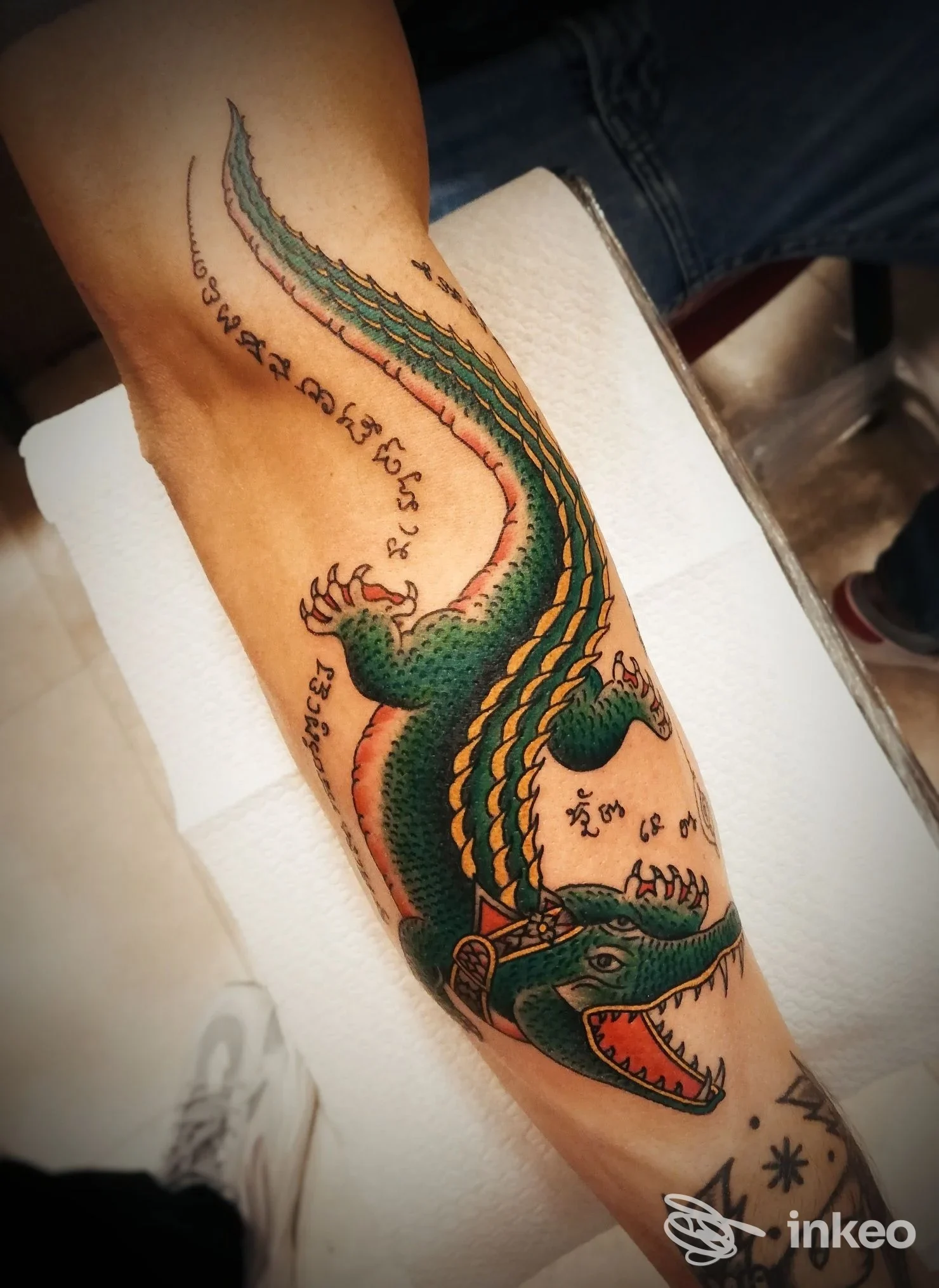 Avambraccio tatuato con coccodrillo colorato, realizzato da Blue Monkey Tattoo Parlor a Perugia.