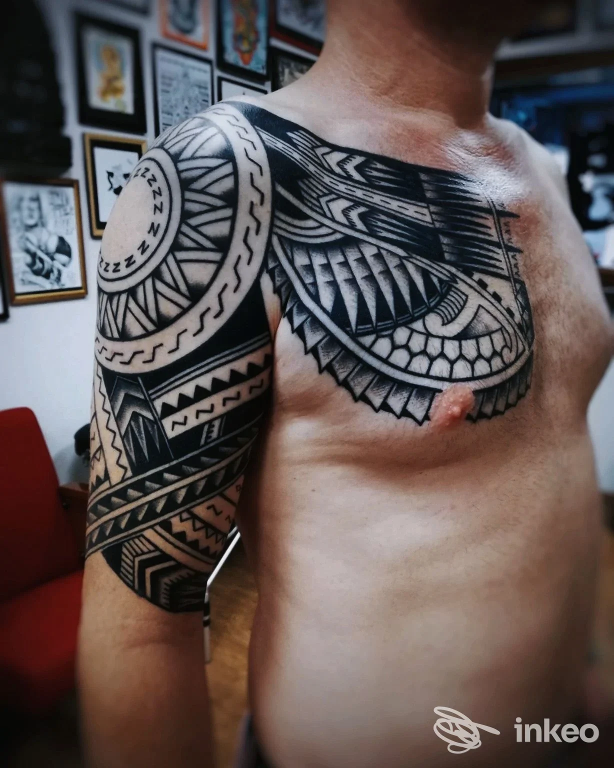 Ampio tatuaggio polinesiano a mezza manica che si estende sulla spalla e sul petto, lavoro fotografato nello studio Blue Monkey Tattoo Parlor a Perugia.