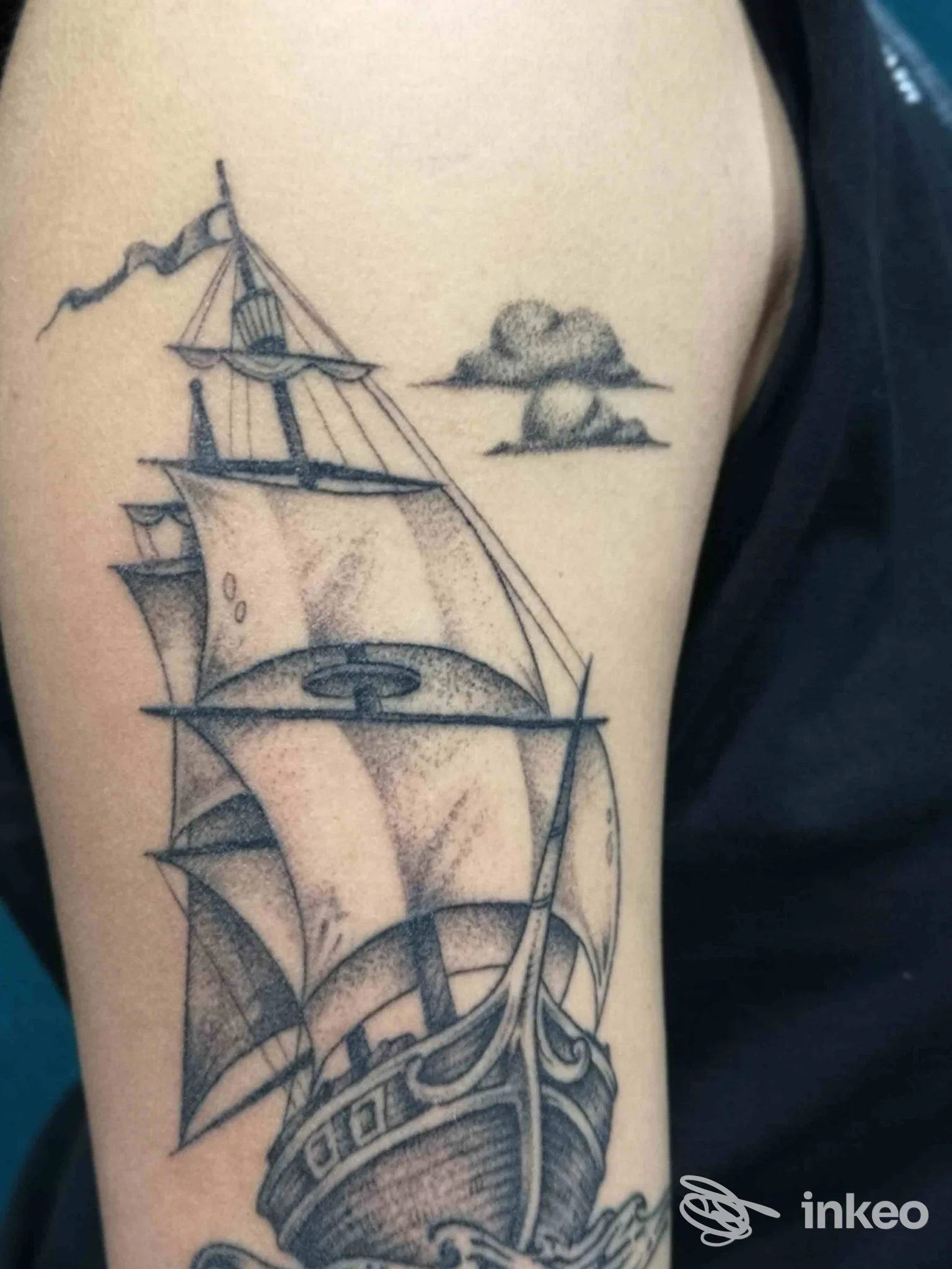 Tatuaggio di una nave a vela con ombreggiature puntinate sul braccio superiore, Caracol Tattoo, Città di Castello.