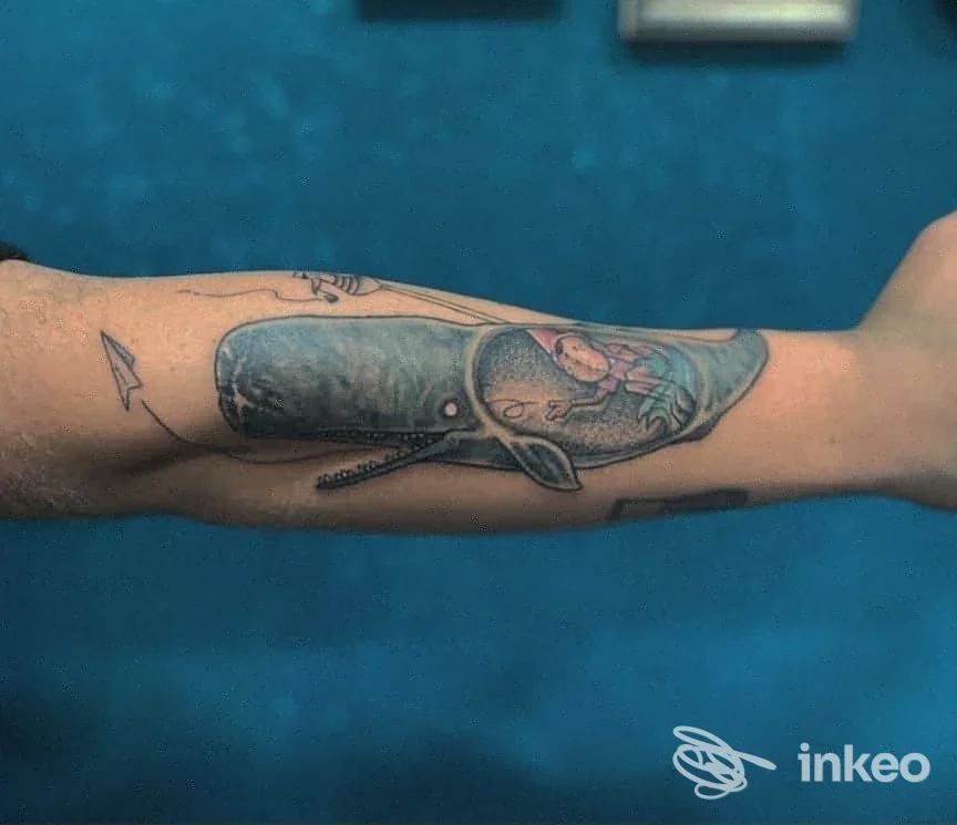 Avambraccio con tatuaggio di una pipa/fodero contenente un fiore, foto fornita da Caracol Tattoo a Città di Castello.