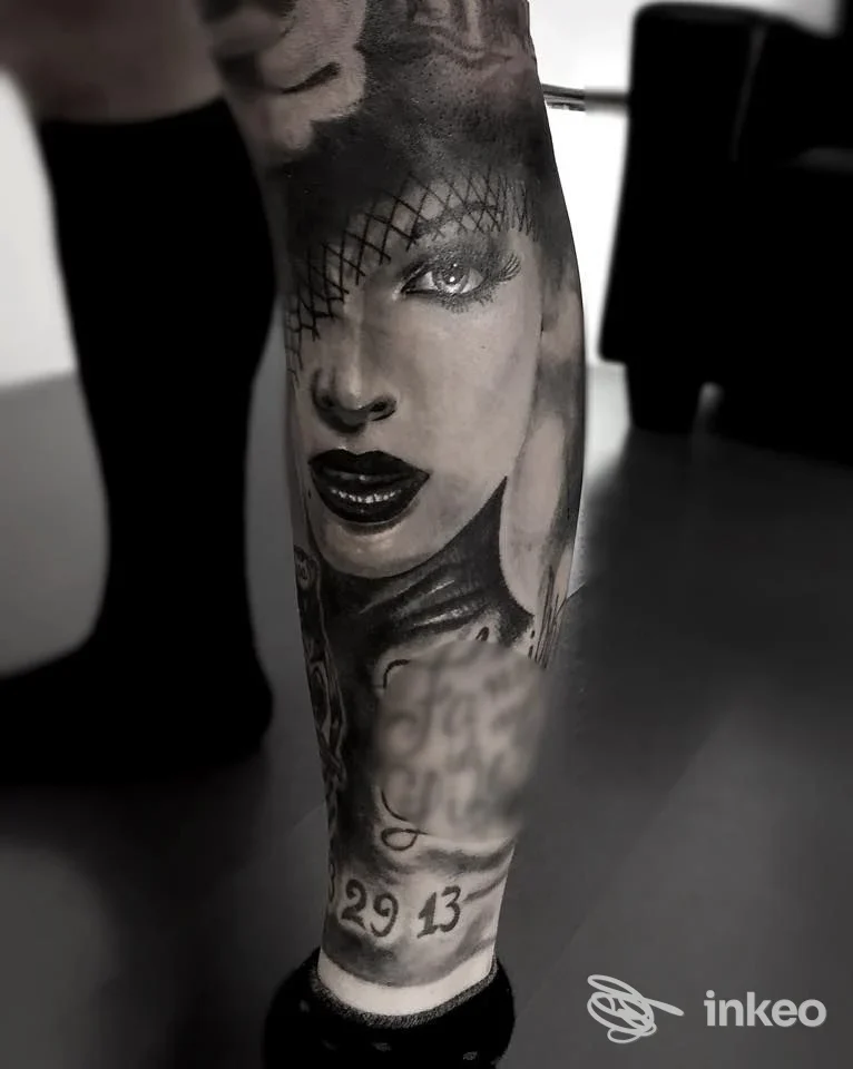 Stilizzato ritratto realistico in bianco e nero tatuato sulla gamba inferiore, foto inviata da Cervone Tattoo Studio a Terni.