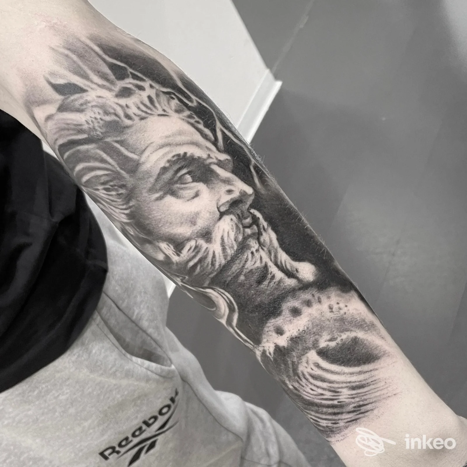 Tatuaggio realistico su avambraccio con volto classico, foto inviata da Cervone Tattoo Studio a Terni.