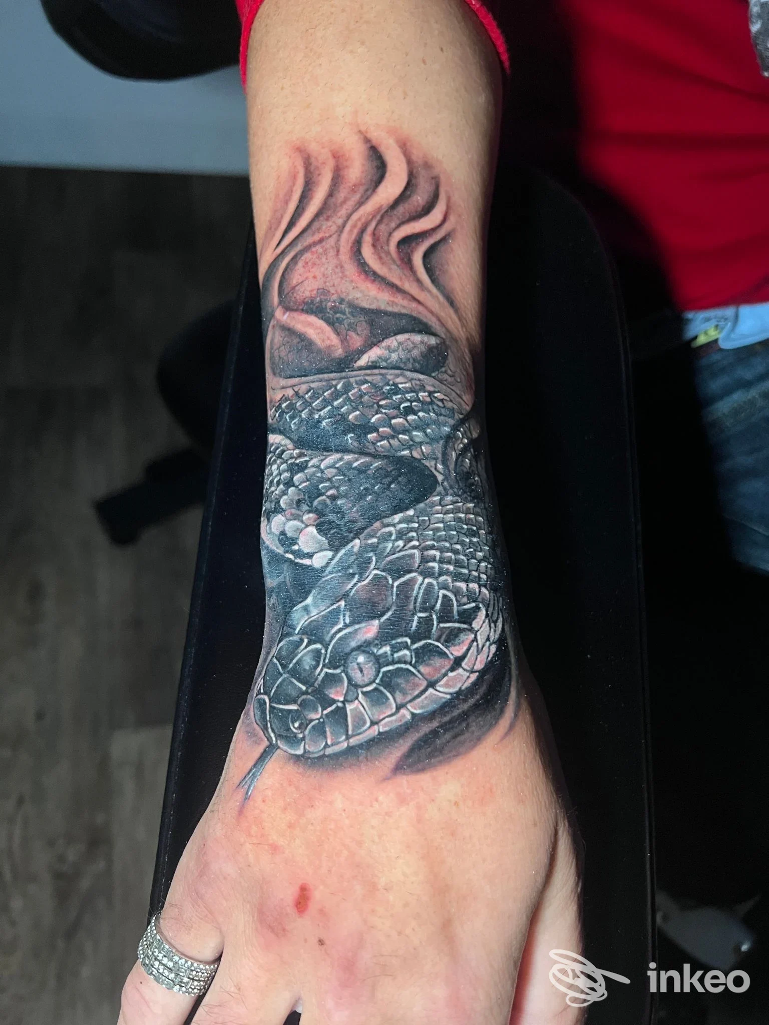 Tatuaggio realistico di serpente su avambraccio e mano, Alex Uliano Tattoo a Perugia.