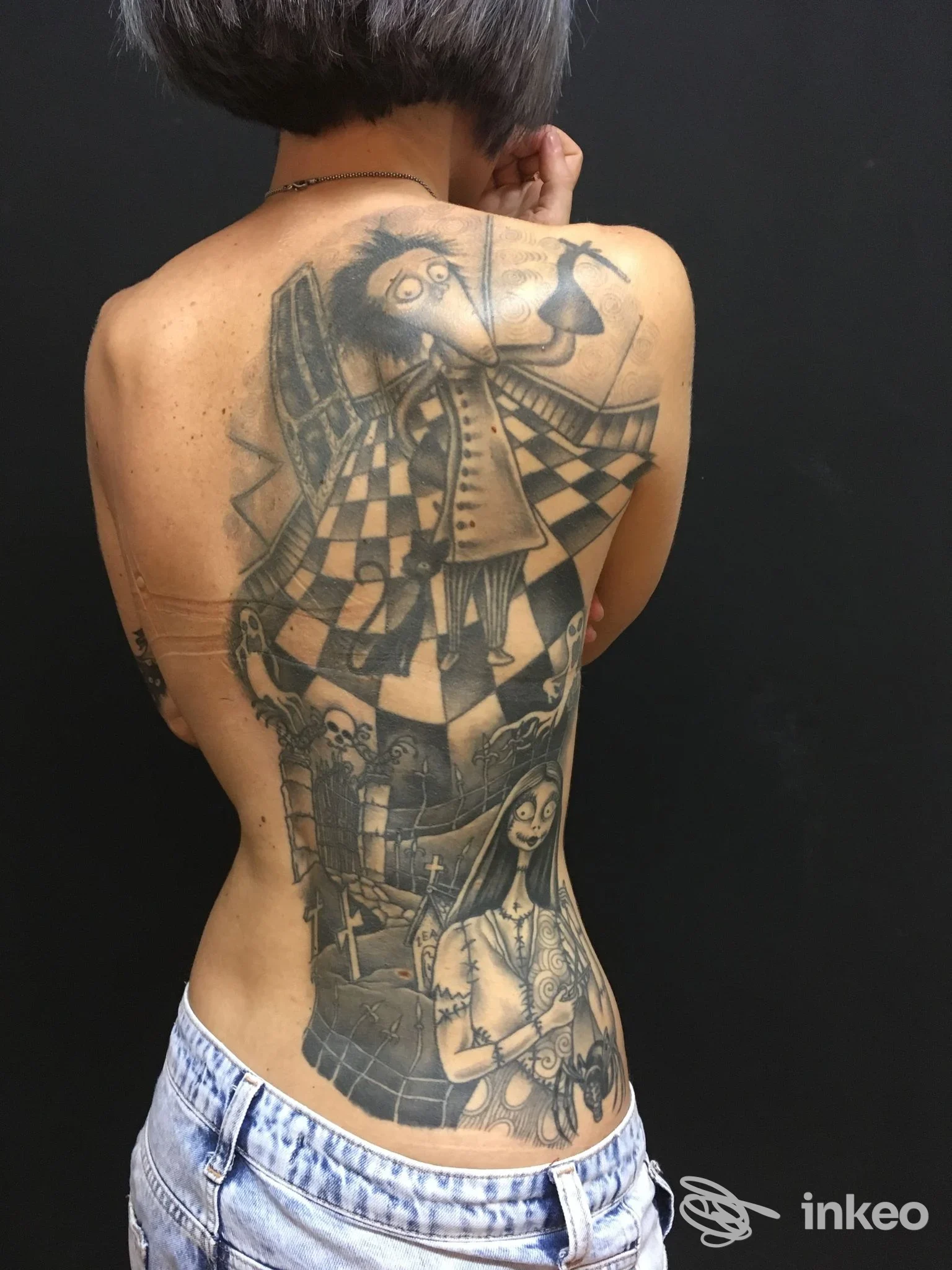Grande tatuaggio blackwork sulla schiena di una persona, foto fornita da Bonnie Tattoo Studio a Corciano.