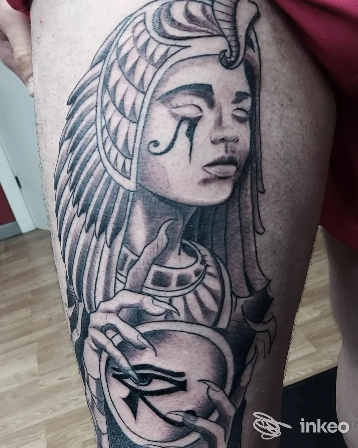 Tatuaggio grande su coscia con figura egiziana stilizzata, scuro e sfumato — Il_Pipi_tattoo, Santa Maria degli Angeli.