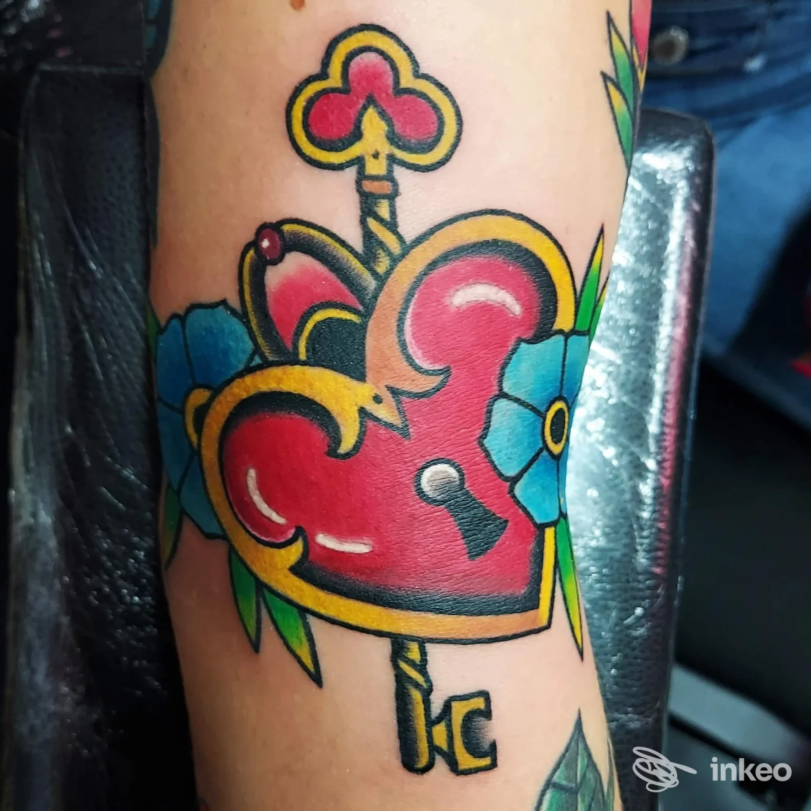 Tatuaggio a forma di lucchetto-cuore con fiori blu sull'avambraccio. Il_Pipi_tattoo, Santa Maria degli Angeli.