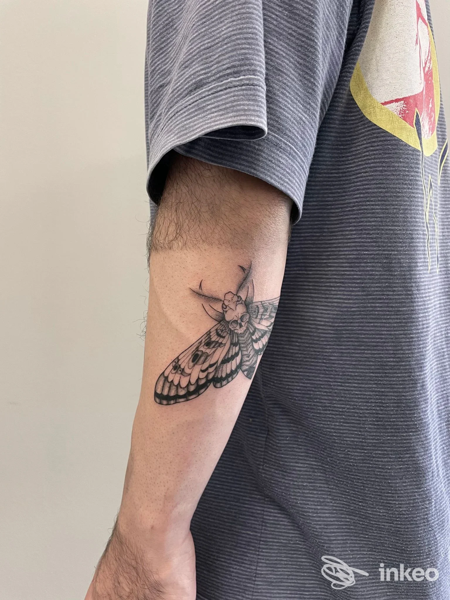 Tatuaggio in bianco e nero di una grande falena sull'avambraccio interno, How I Met Your Ink tattoo studio, Gubbio.