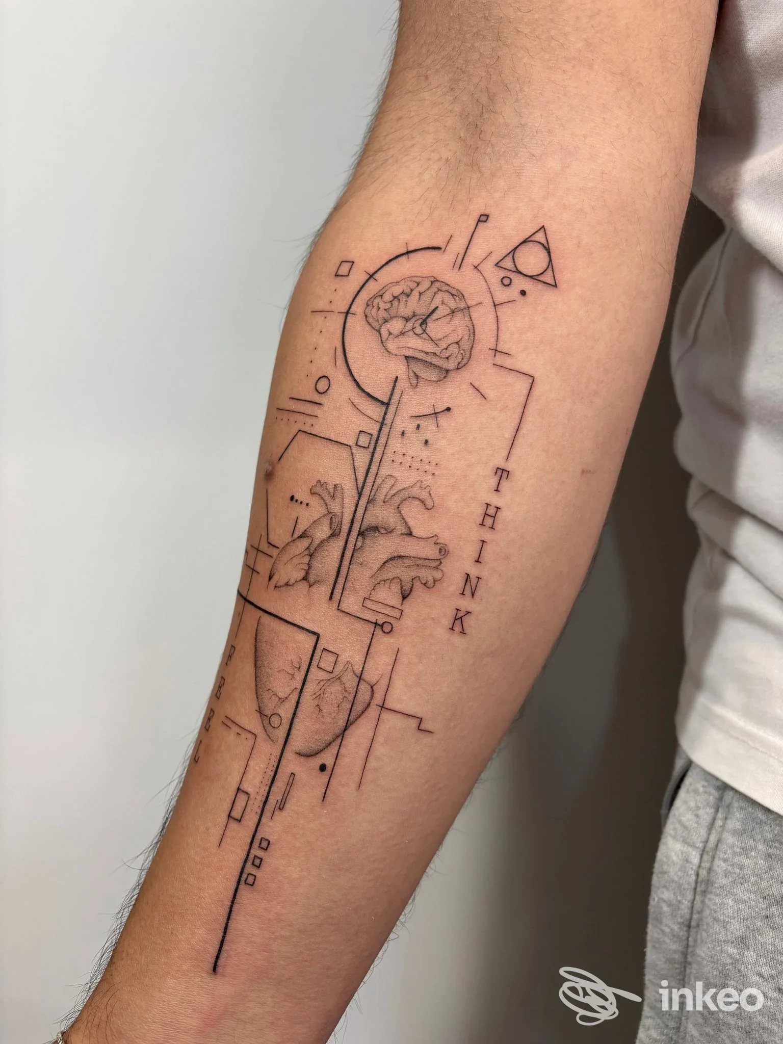 Tatuaggio linework geometrico in nero sull'avambraccio, How I Met Your Ink tattoo studio, Gubbio.