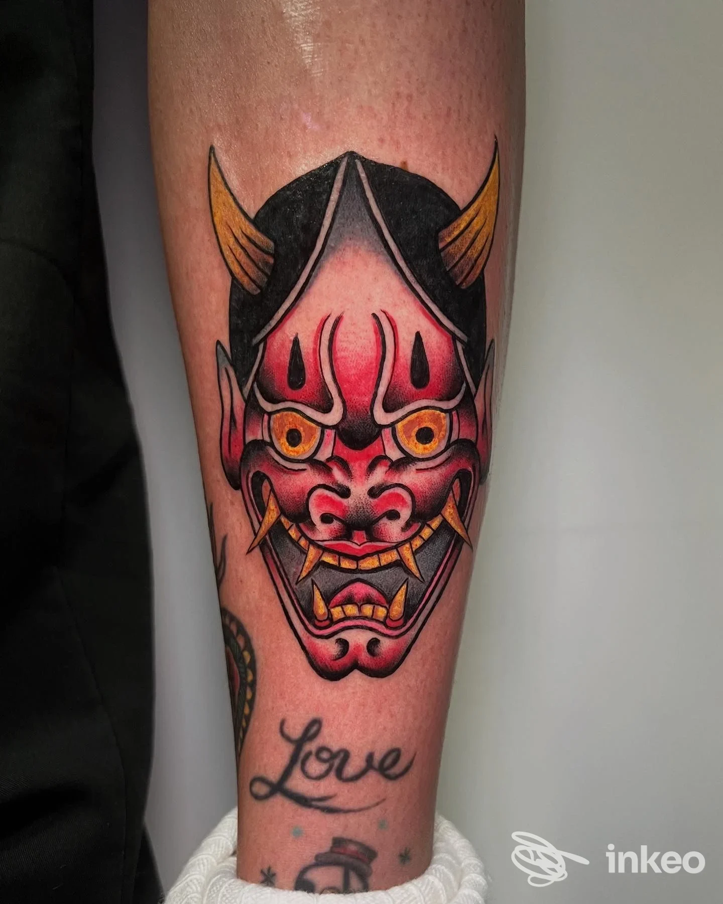 Tatuaggio Hannya colorato su avambraccio, fotografato in studio; lavoro di Ink'em All Tattoo a Terni, pelle reale visibile.