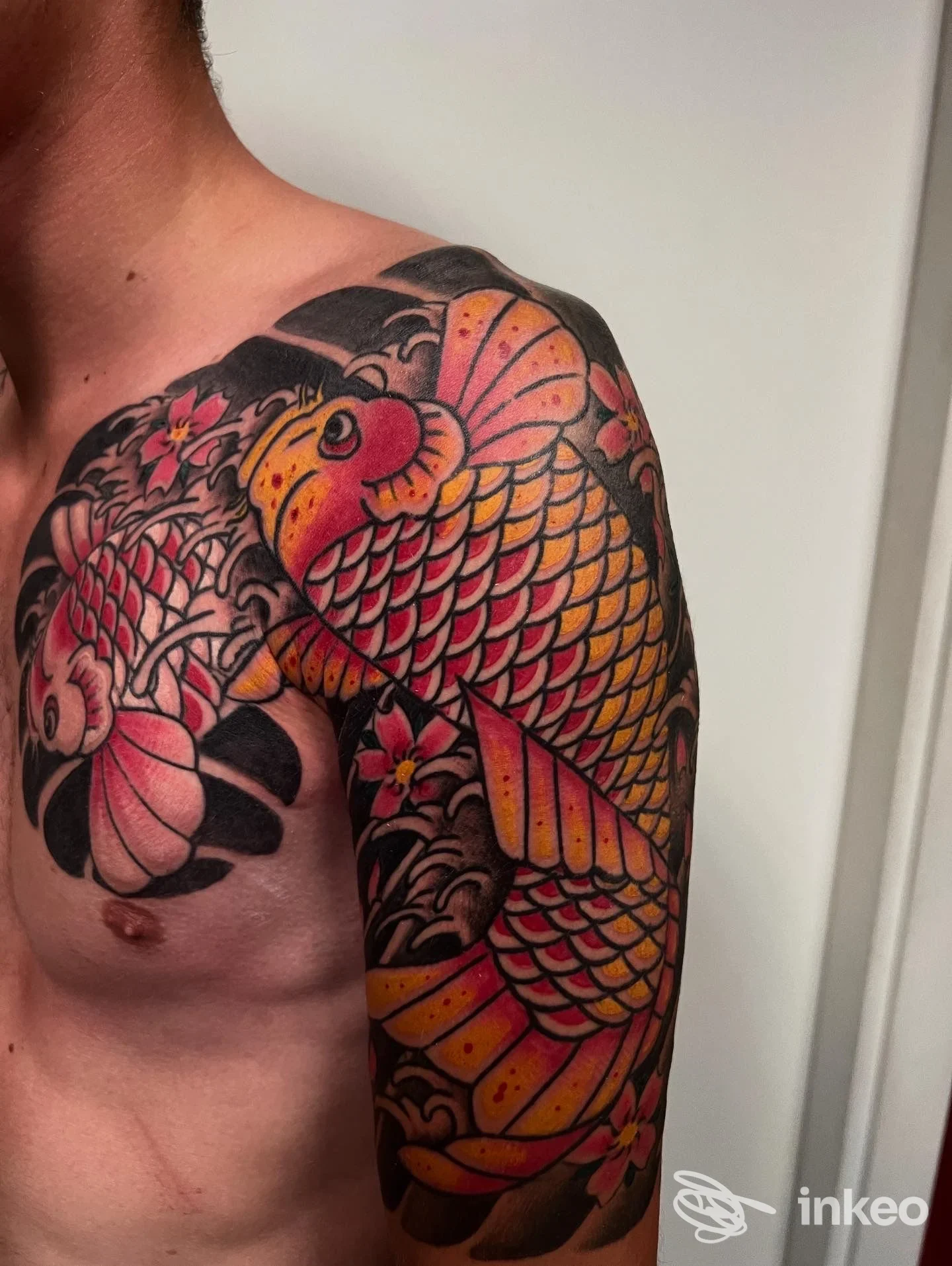 Tatuaggio a colori su spalla, braccio superiore e pettorale sinistro, fotografia di Ink'em All Tattoo a Terni.
